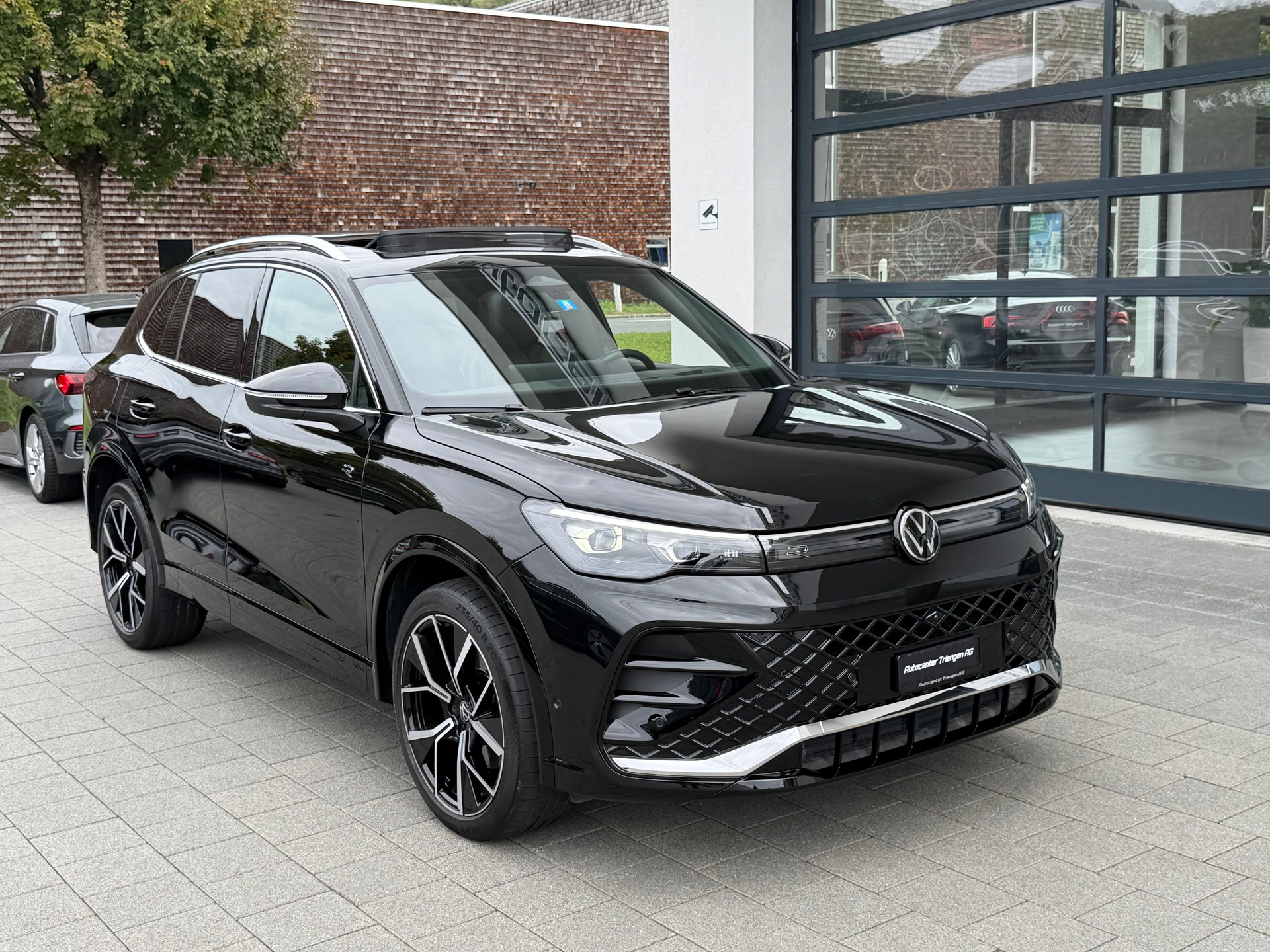 VW Tiguan 2.0 TSI DSG R-Line 4Motion-image-3