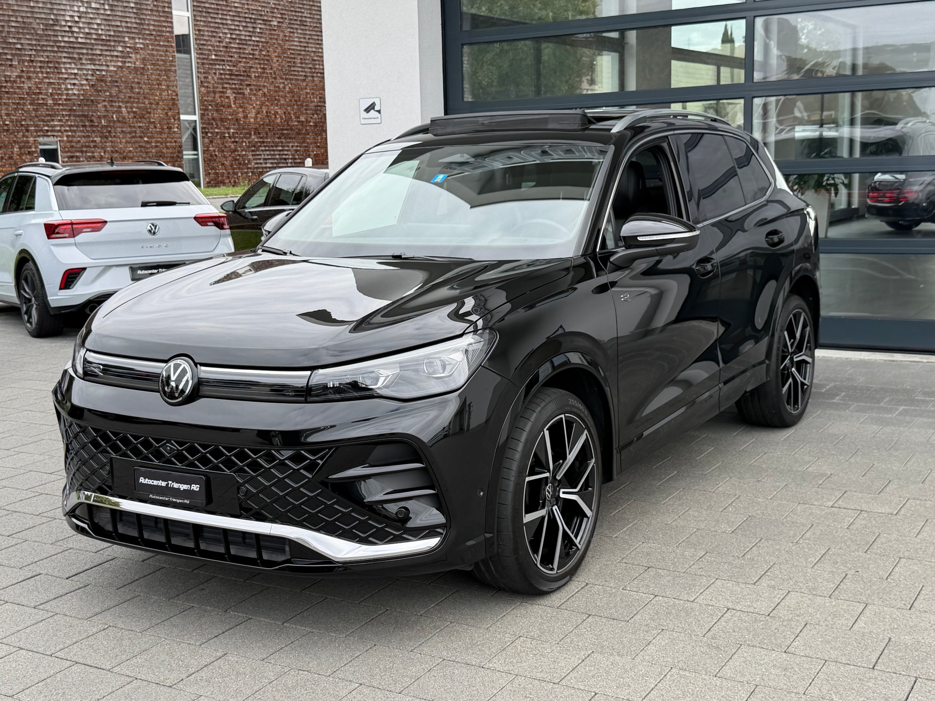 VW Tiguan 2.0 TSI DSG R-Line 4Motion-image-1