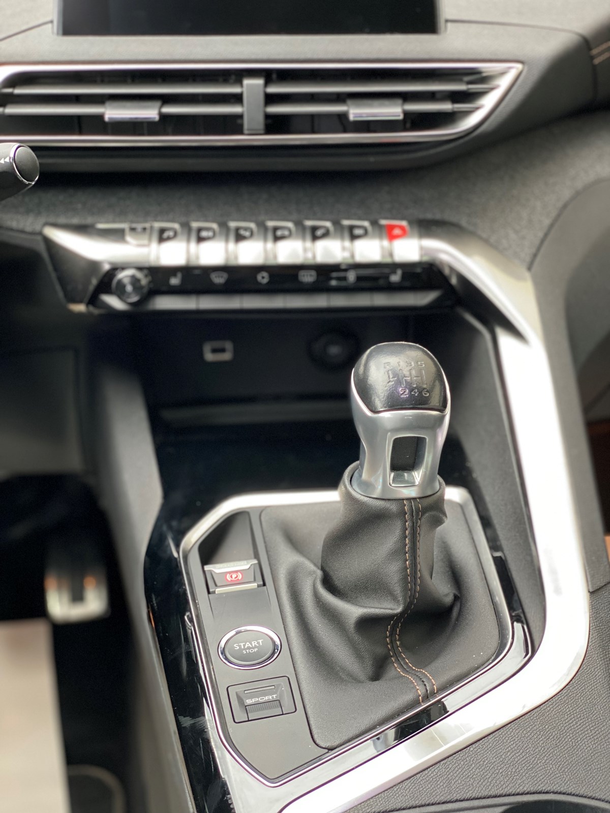PEUGEOT 3008 2.0 BlueHDi GT Line-image-9