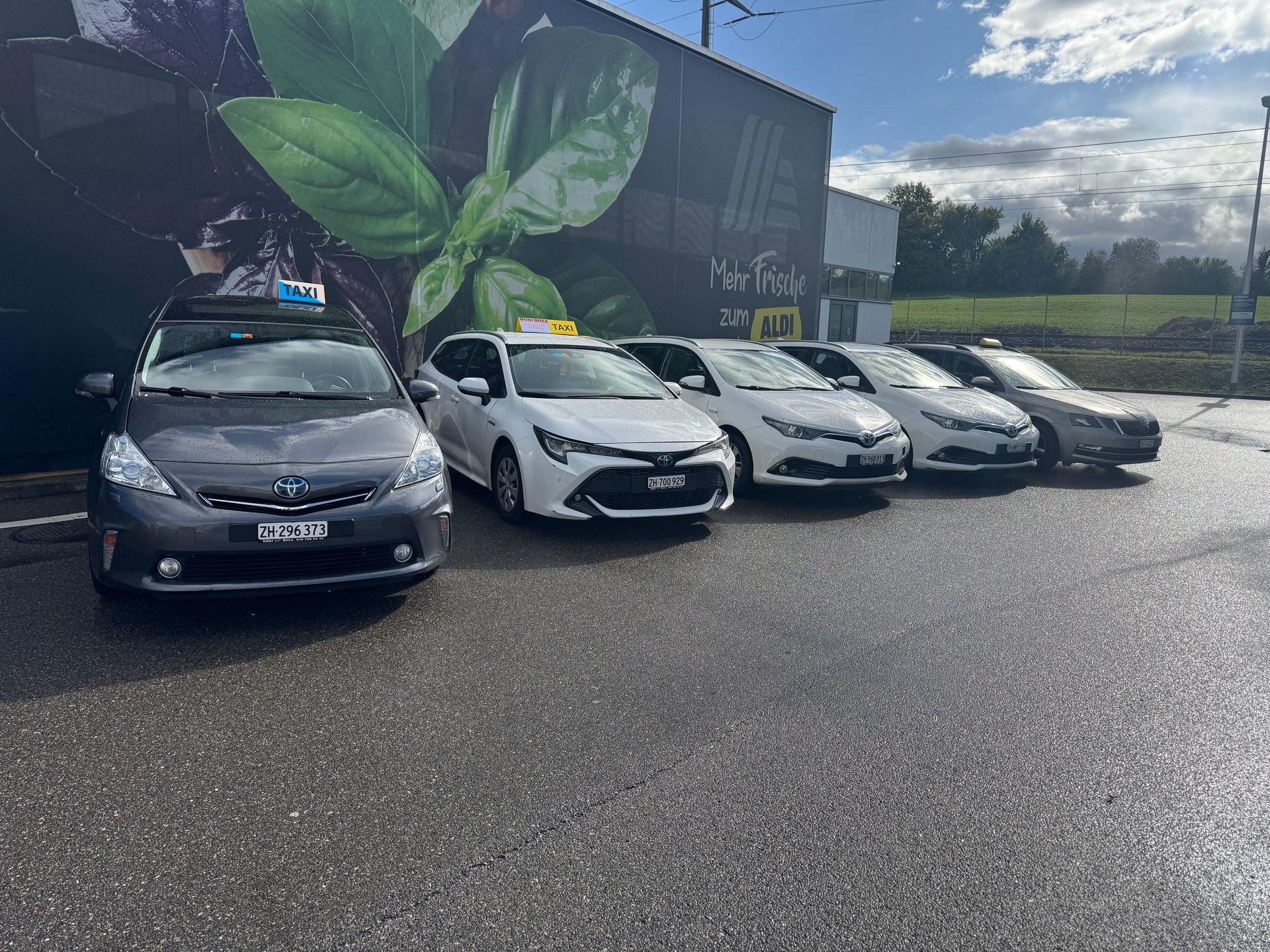 TOYOTA Auris Touring Sports 1.8 HSD Active e-CVT-image-9