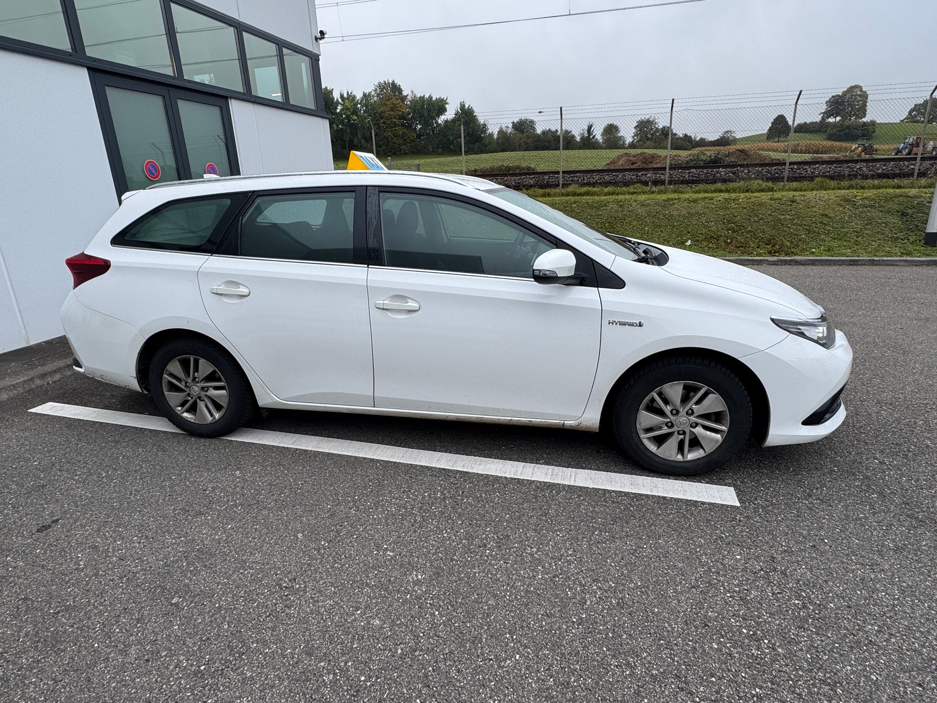 TOYOTA Auris Touring Sports 1.8 HSD Active e-CVT-showroom-element-1