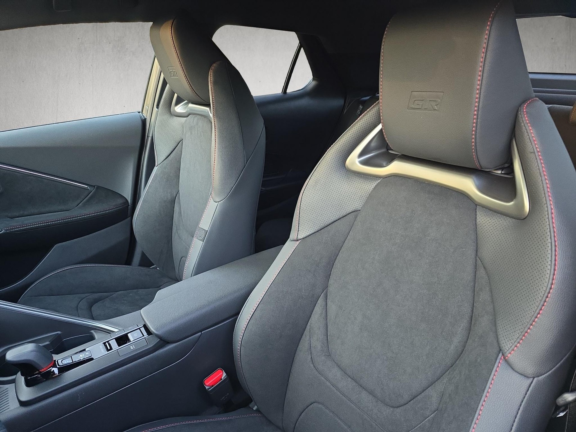 TOYOTA C-HR 2.0 HEV GR Sport Premiere 4x4-image-9