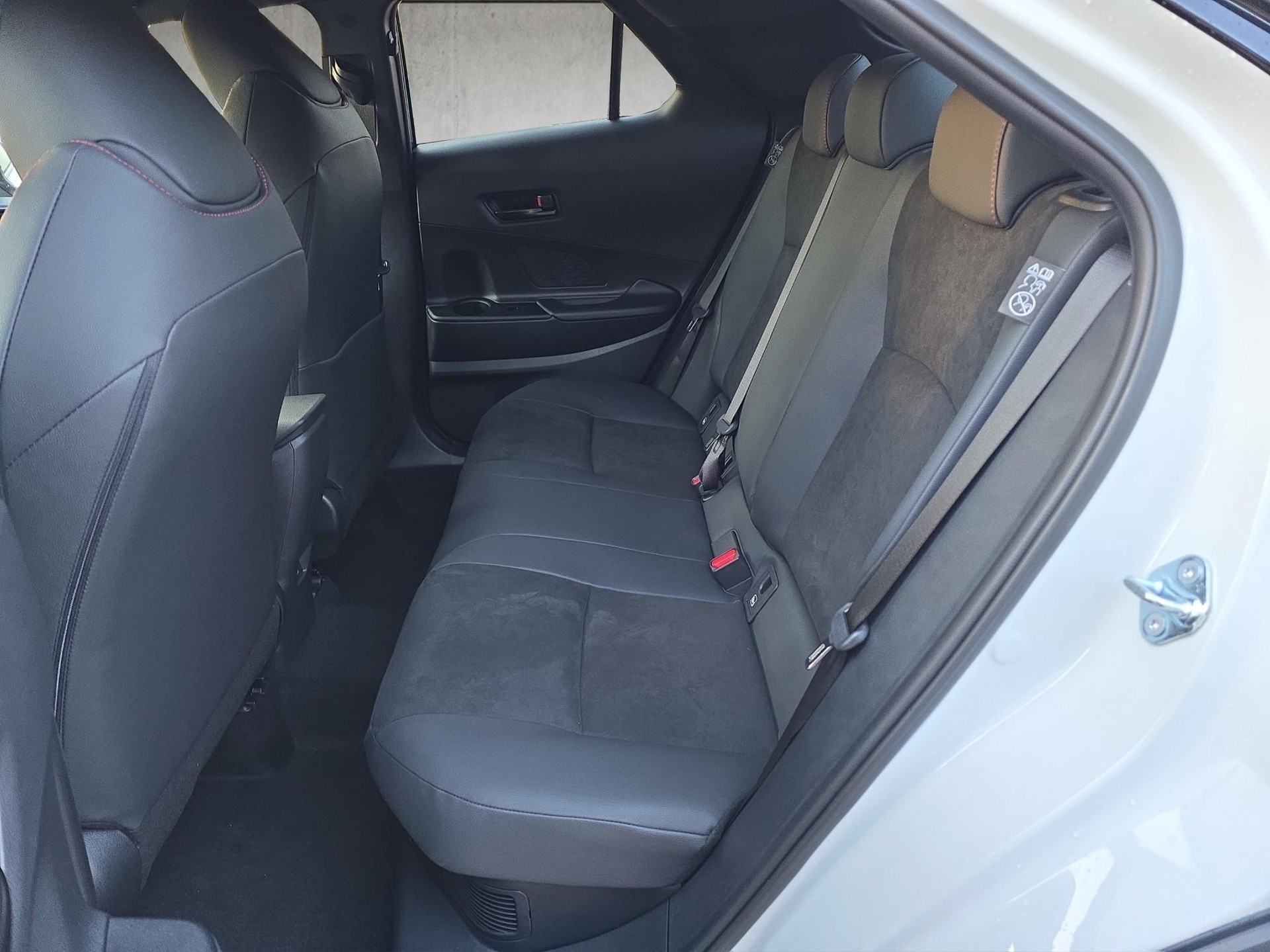 TOYOTA C-HR 2.0 HEV GR Sport Premiere 4x4-image-11