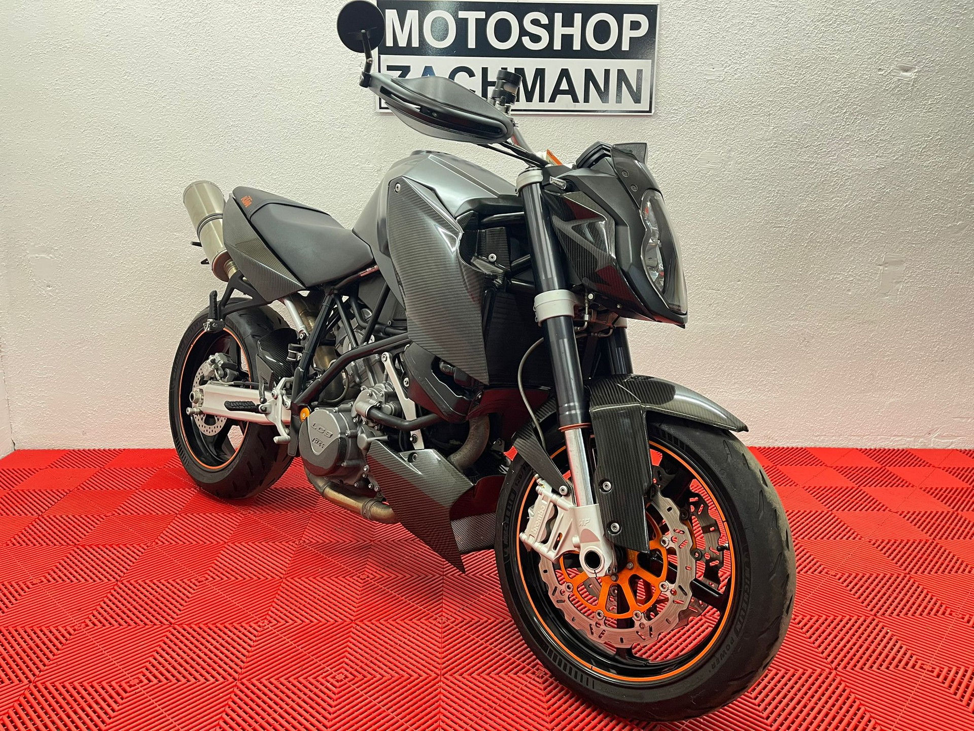 KTM 990 Super Duke-showroom-element-1