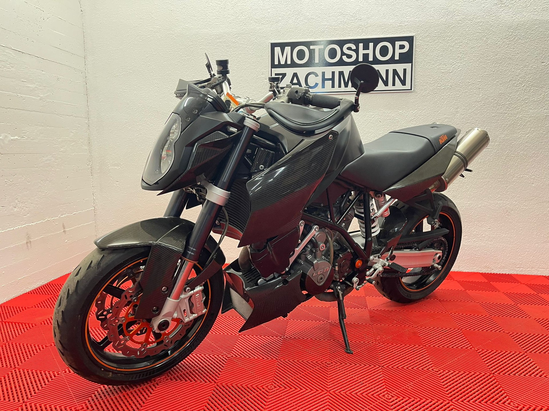 KTM 990 Super Duke-showroom-element-2
