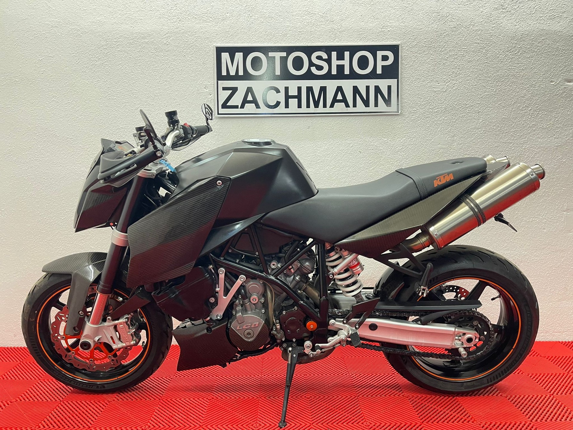 KTM 990 Super Duke-showroom-element-3