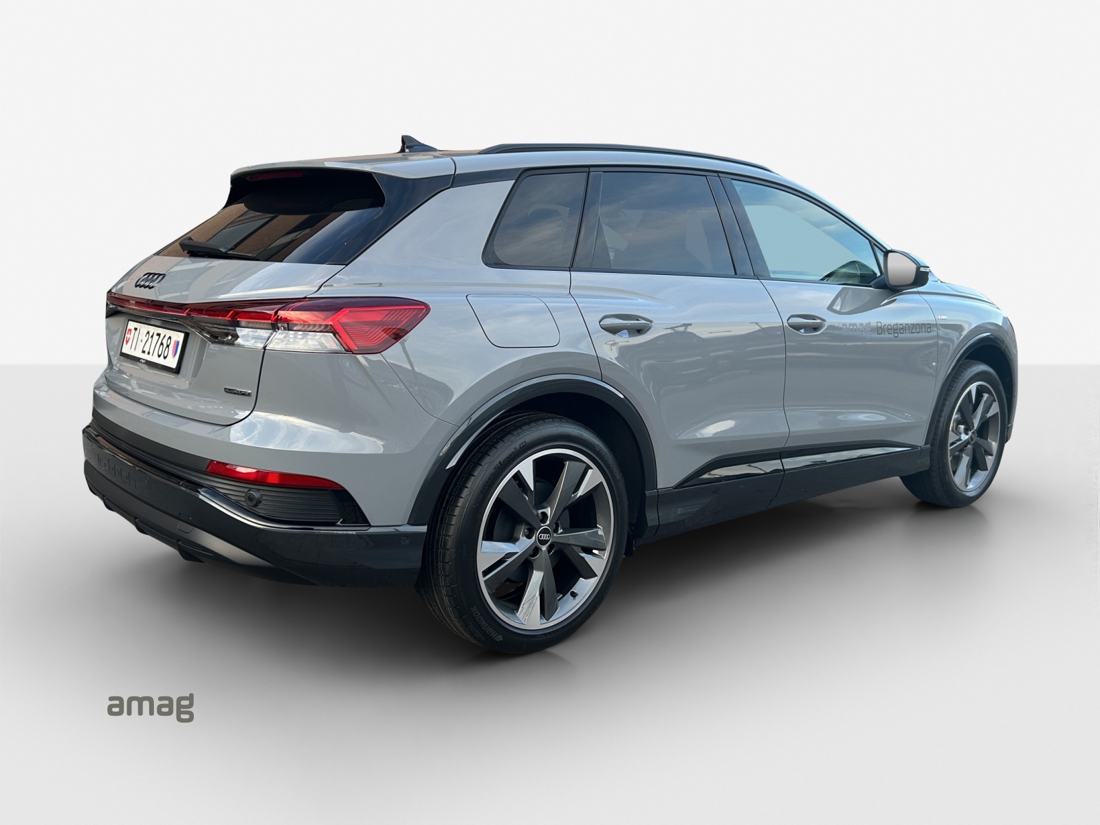 AUDI Q4 e-tron 45 quattro-image-4
