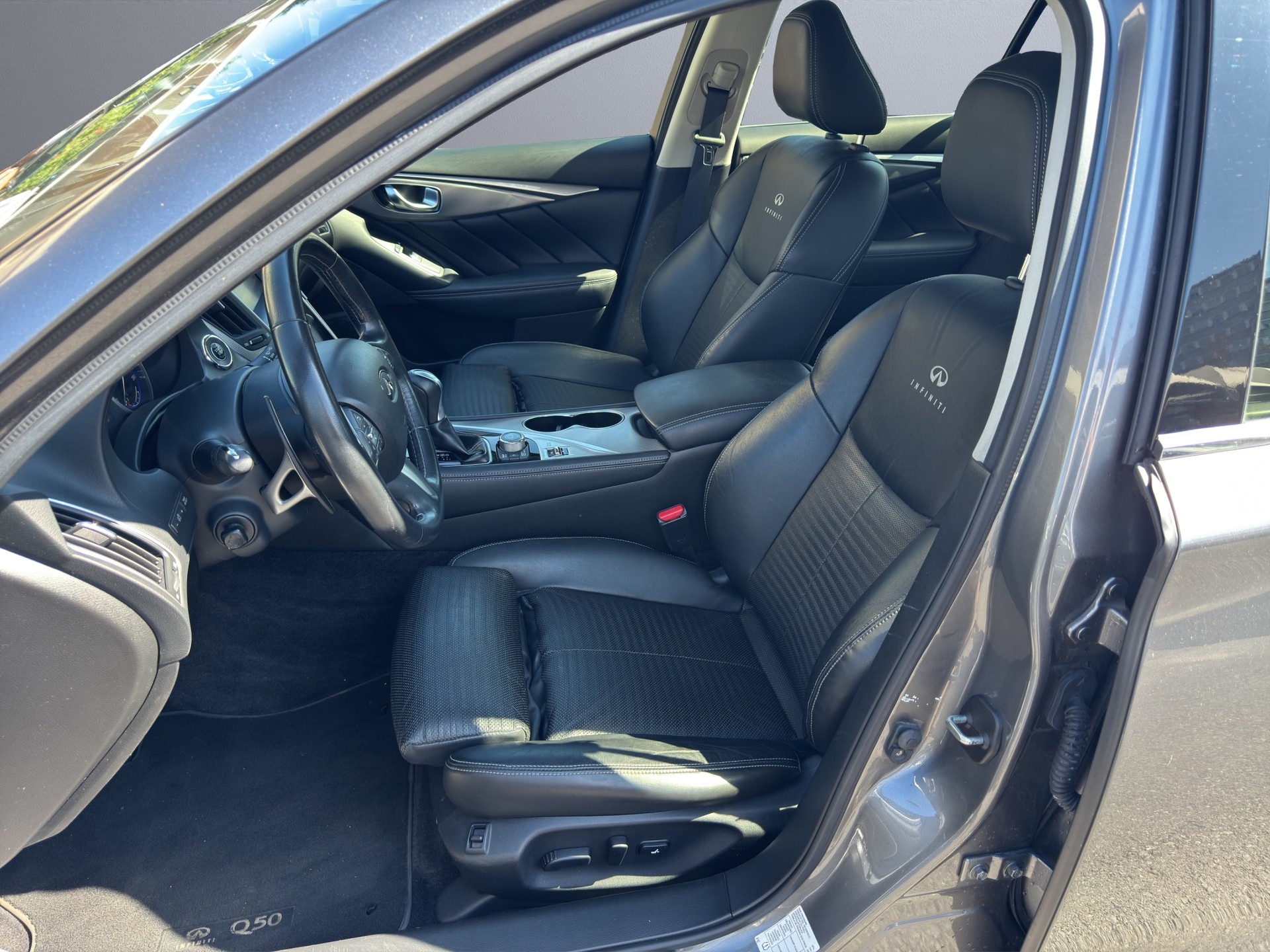 INFINITI Q50 2.0 Premium Tech Automatic-image-3