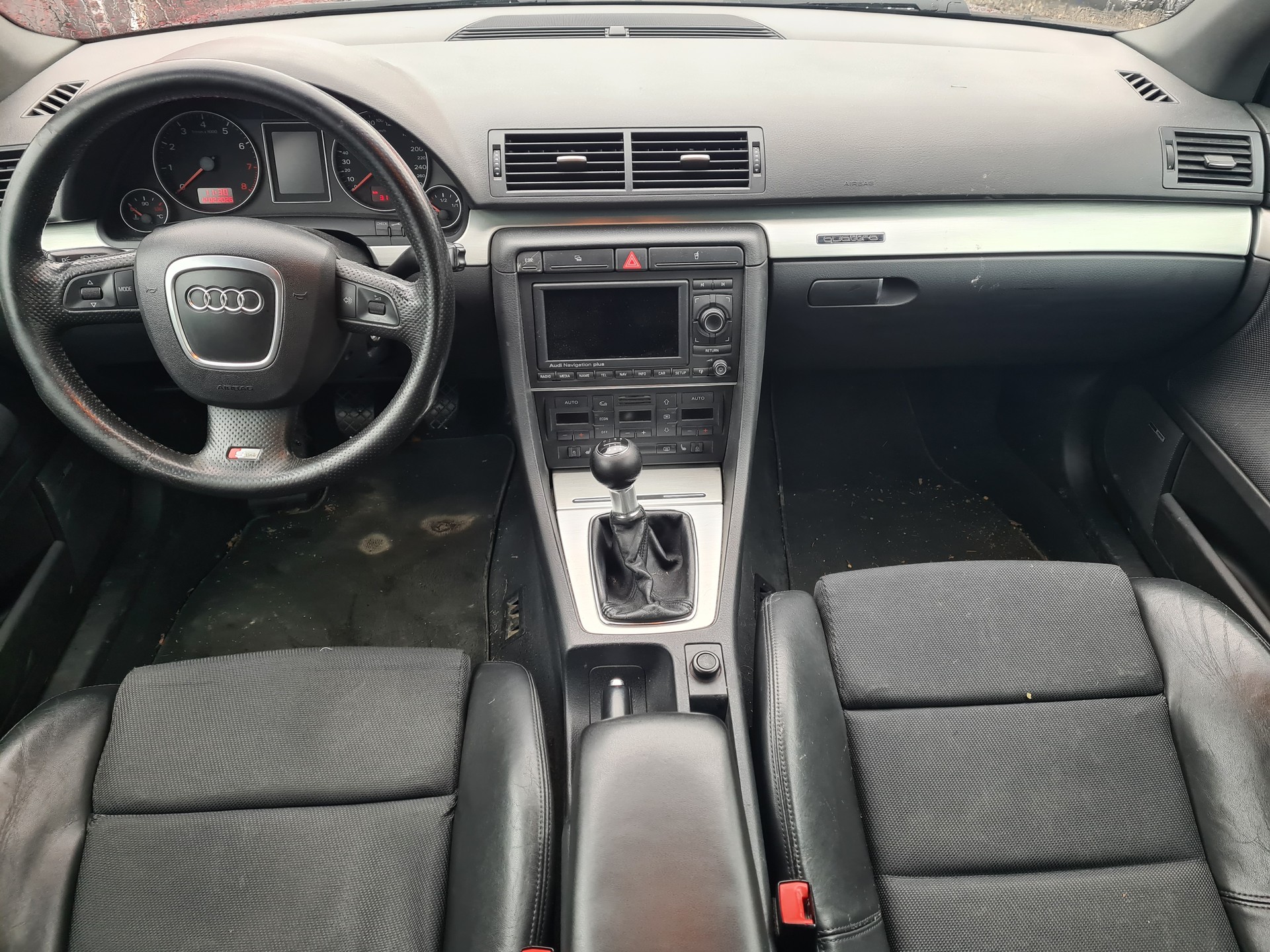 AUDI A4 Avant 2.0 Turbo FSI quattro-image-9