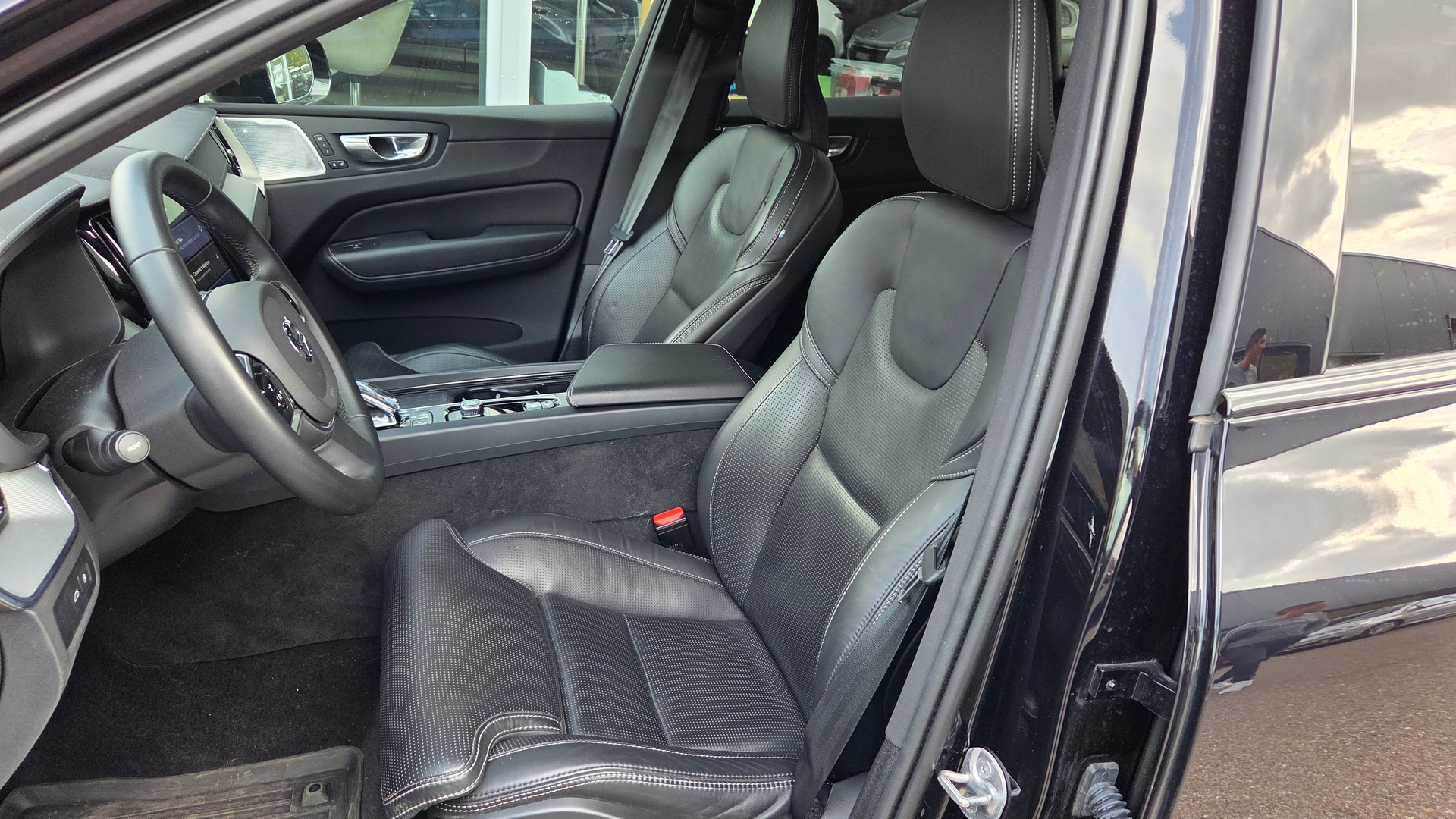 VOLVO XC60 T8 eAWD PluginHybrid Black Edition Geartronic-image-11
