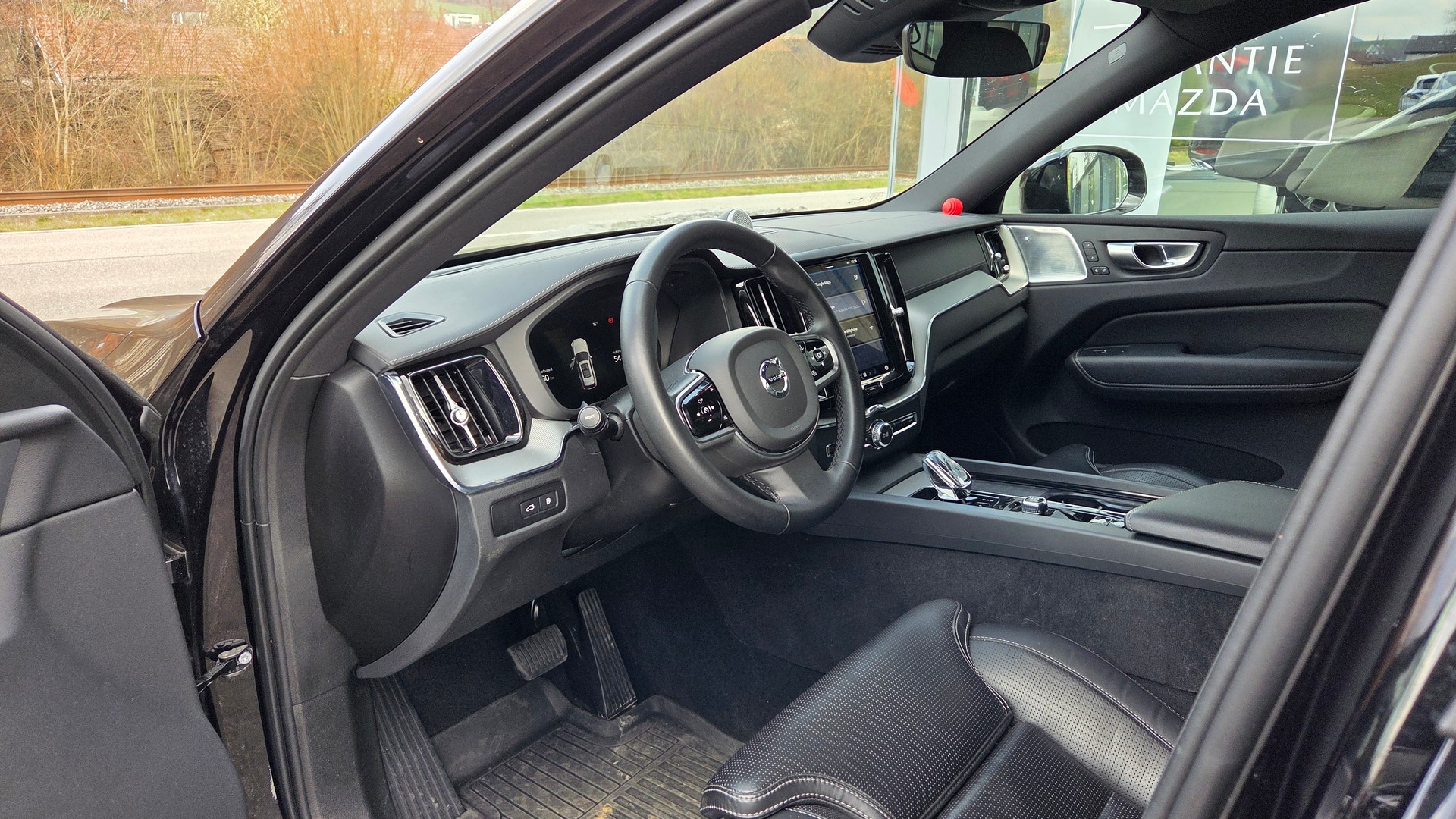 VOLVO XC60 T8 eAWD PluginHybrid Black Edition Geartronic-image-10