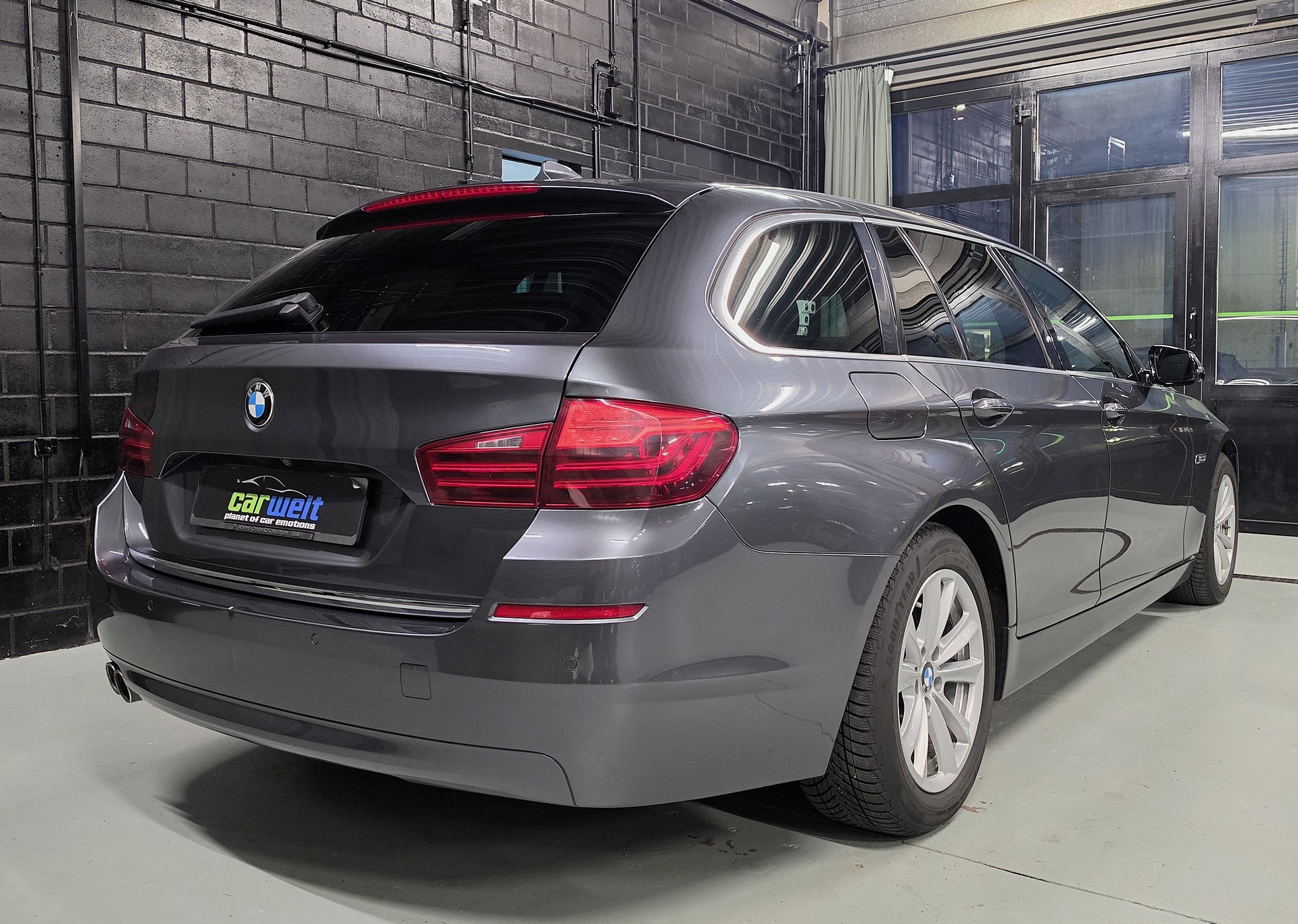 BMW 530d xDrive Touring-image-2