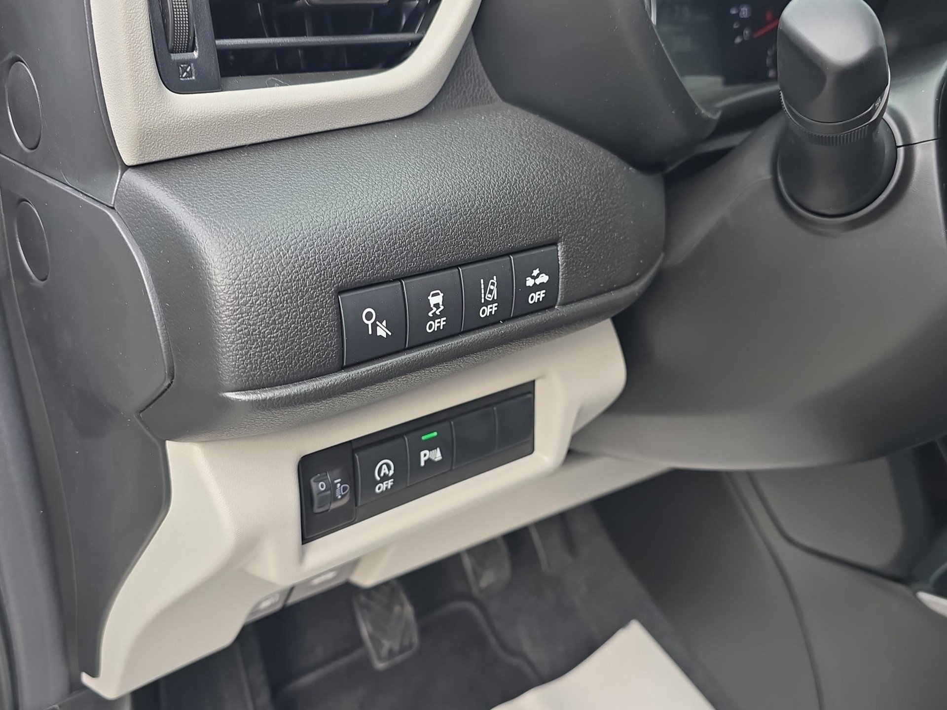 SUZUKI Swift 1.2 Sakura Top Hybrid 4x4-image-15