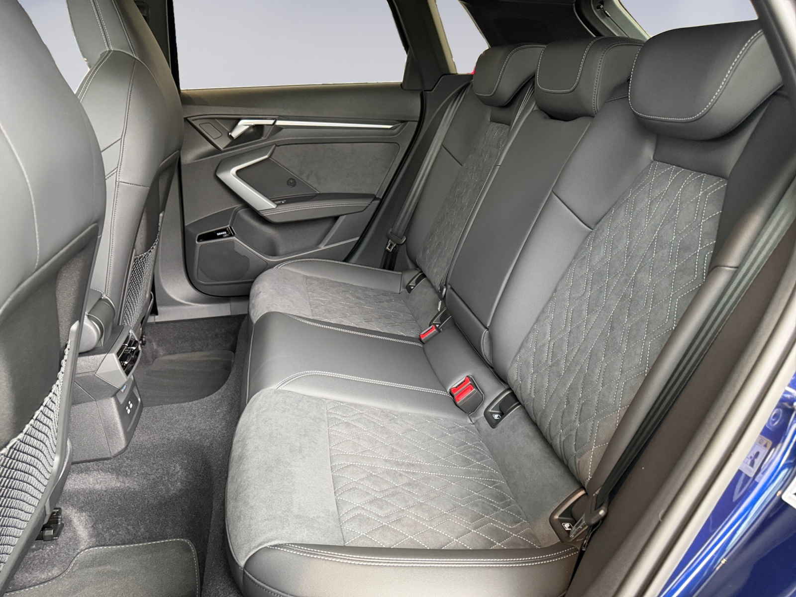 AUDI A3 Sportback TFSI 110 kW S line Attraction S tronic-image-10