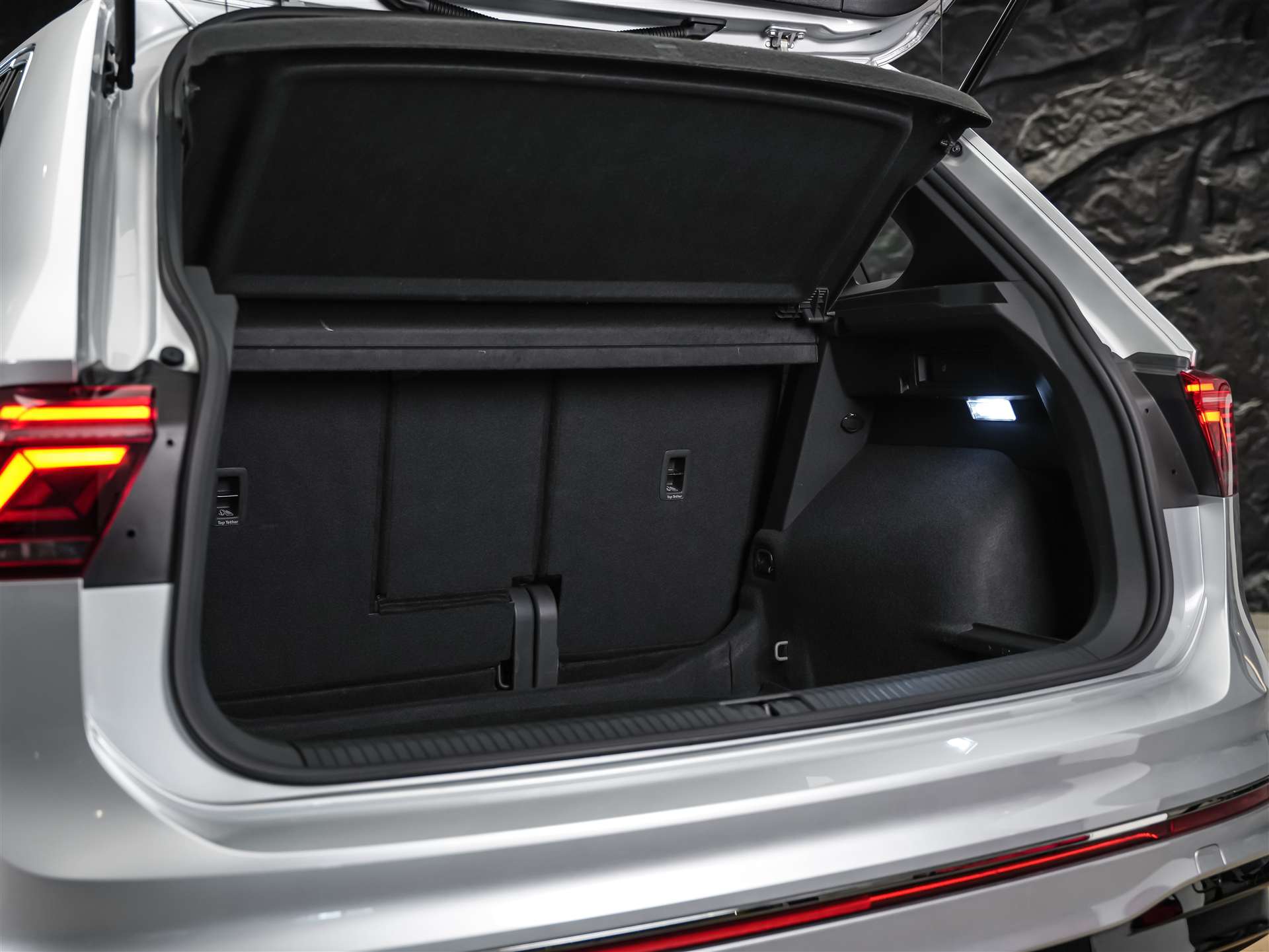 VW Tiguan 2.0TSI R 4Motion DSG *20" Felgen*Lenkradheizung*Assistenzpaket*-image-34