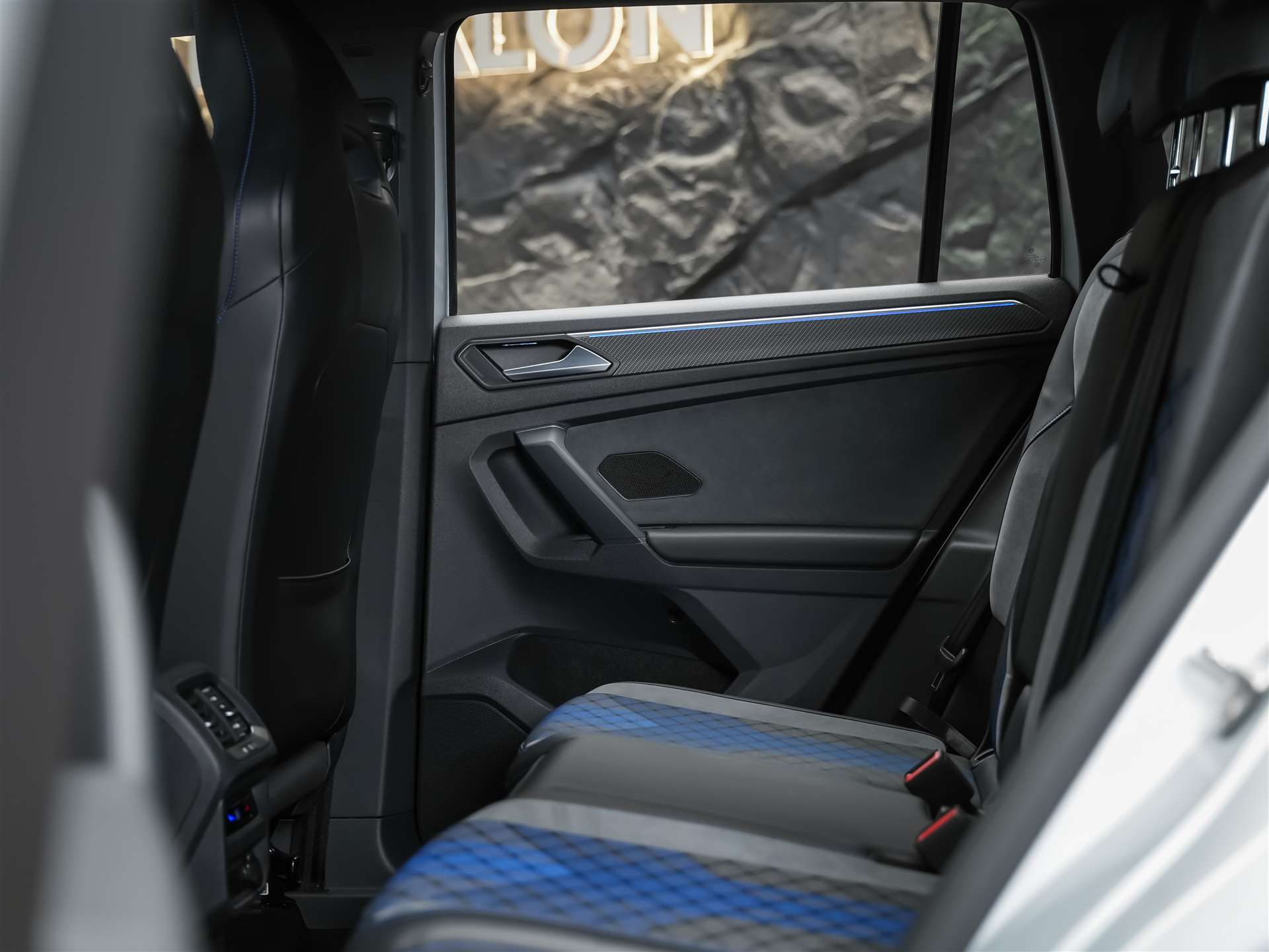 VW Tiguan 2.0TSI R 4Motion DSG *20" Felgen*Lenkradheizung*Assistenzpaket*-image-12