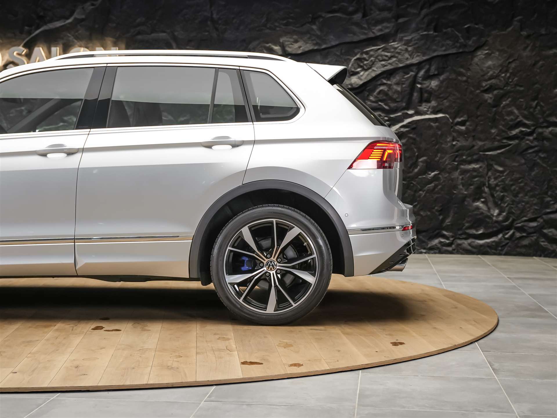 VW Tiguan 2.0TSI R 4Motion DSG *20" Felgen*Lenkradheizung*Assistenzpaket*-image-18