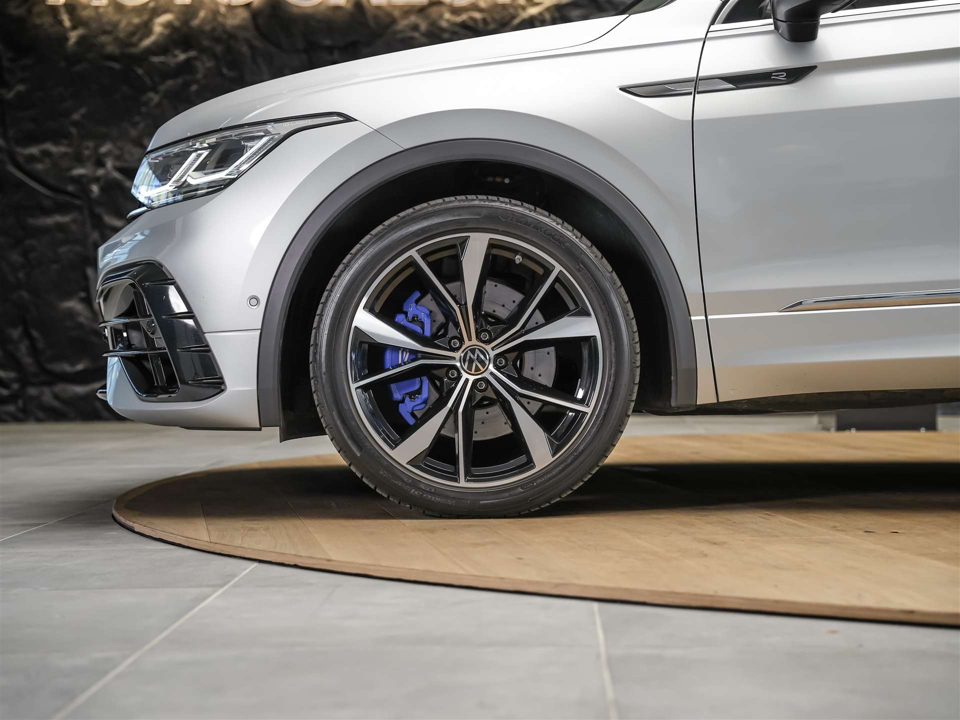 VW Tiguan 2.0TSI R 4Motion DSG *20" Felgen*Lenkradheizung*Assistenzpaket*-image-17