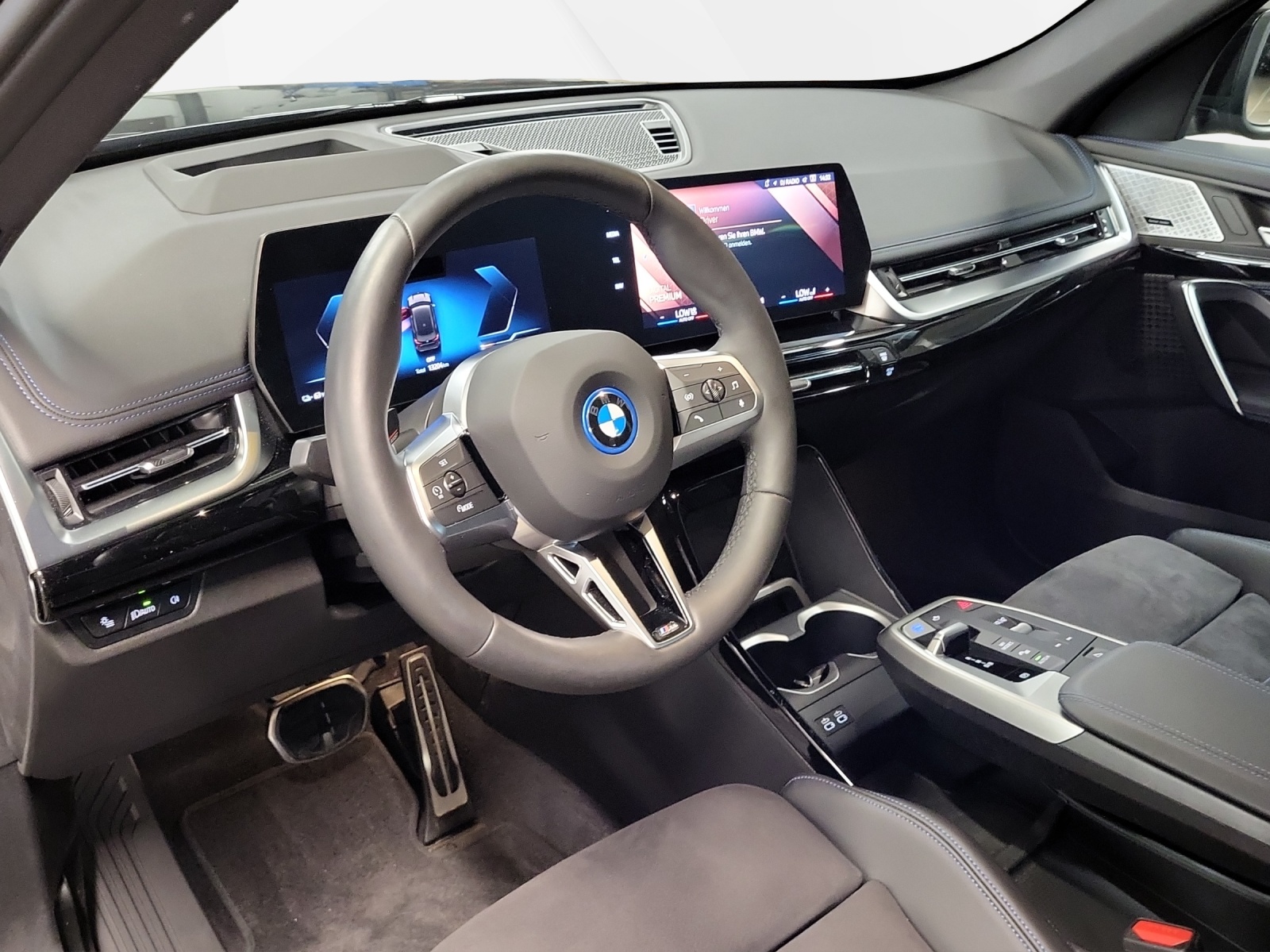 BMW iX1 xDrive 30 M Sport-image-11