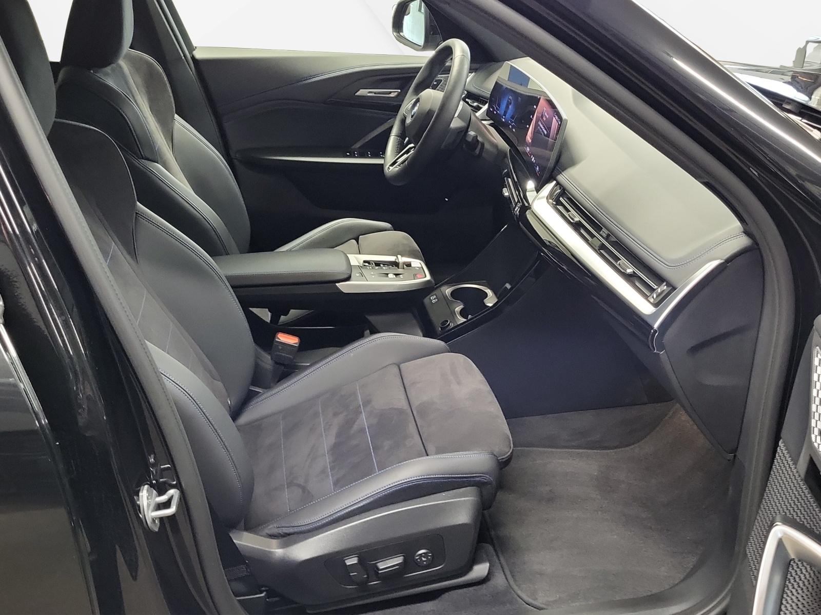BMW iX1 xDrive 30 M Sport-image-10