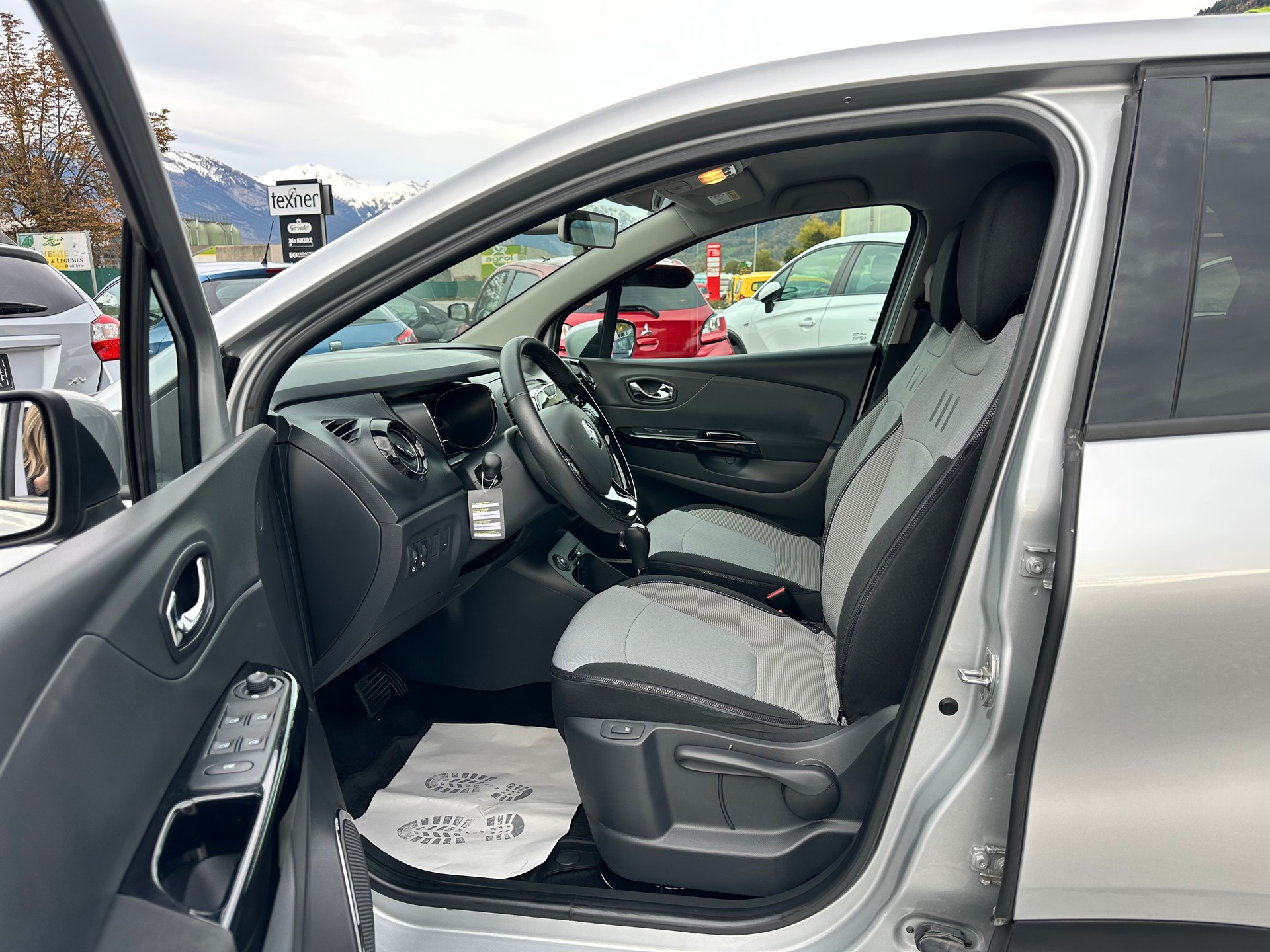 RENAULT Captur 1.2 T 16V Privilège EDC-image-8