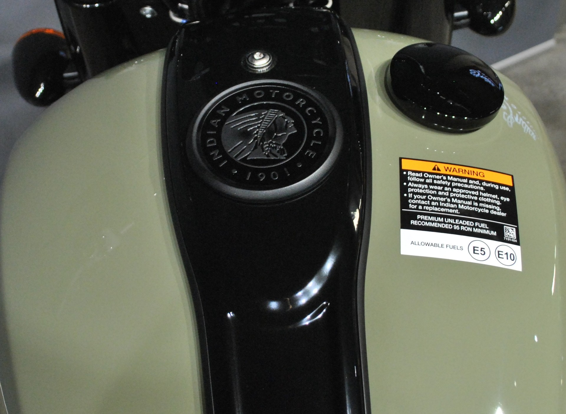 INDIAN Chief Bobber Dark Horse-image-6