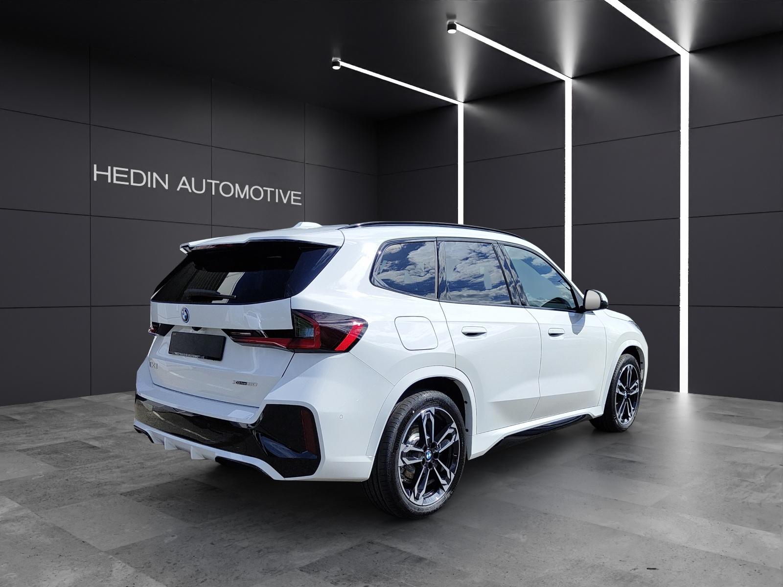 BMW iX1 30 xDrive-image-5