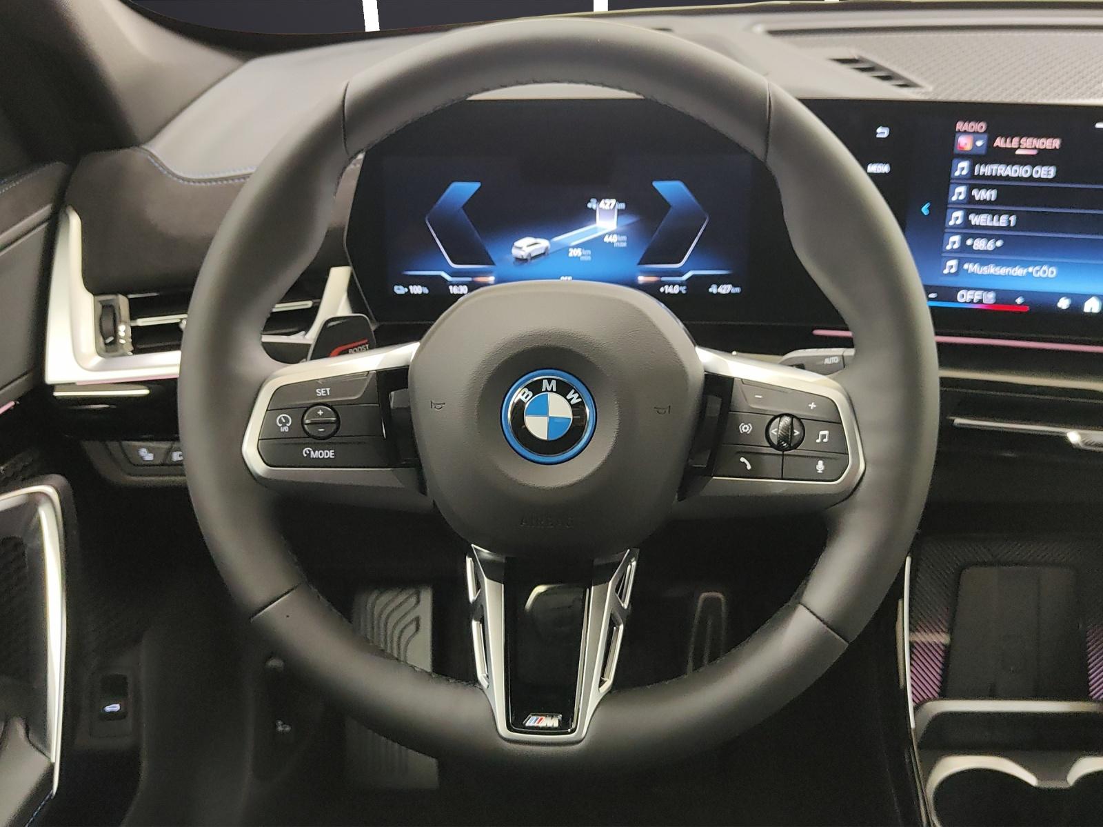 BMW iX1 30 xDrive-image-11