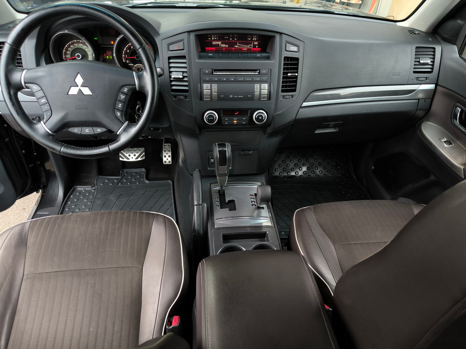 MITSUBISHI Pajero 3.2 DI-D Intense Automatic-image-14