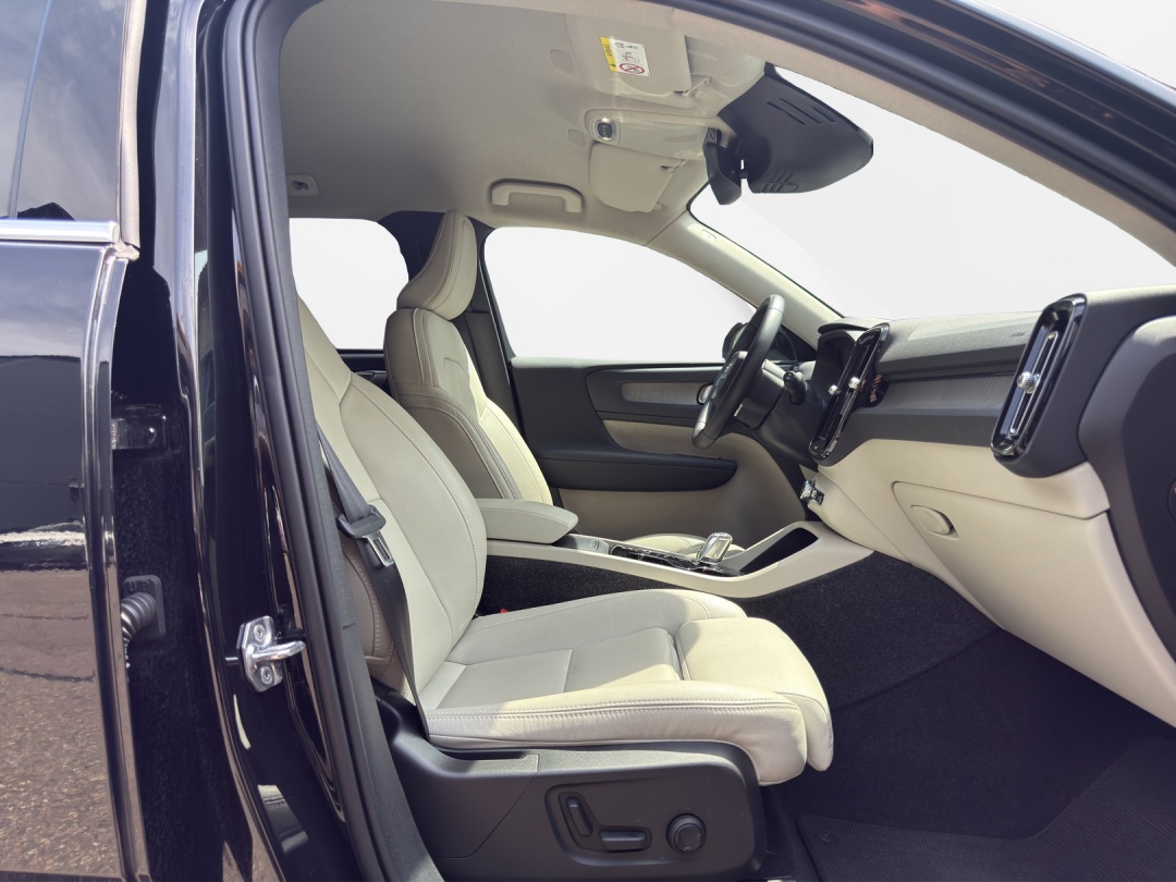 VOLVO XC40 B4 Benzin Mild Hybrid AWD Inscription Geartronic-image-11
