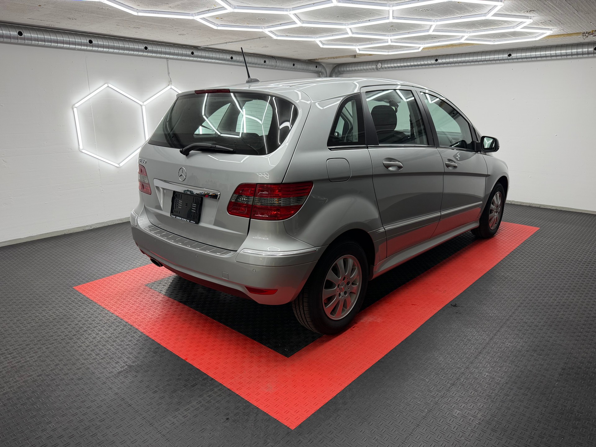 MERCEDES-BENZ B 180 Selection Autotronic-image-3