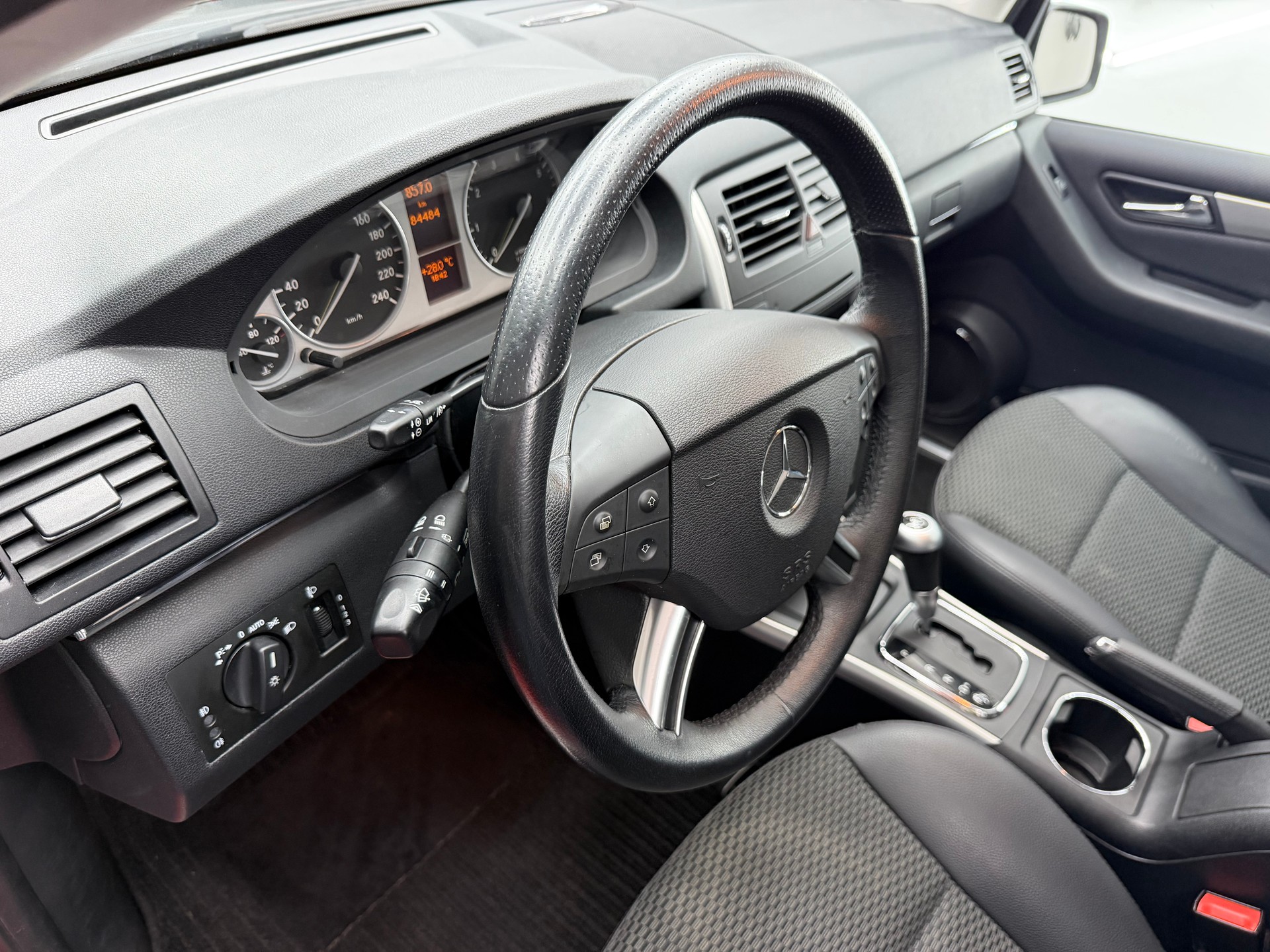 MERCEDES-BENZ B 180 Selection Autotronic-image-8