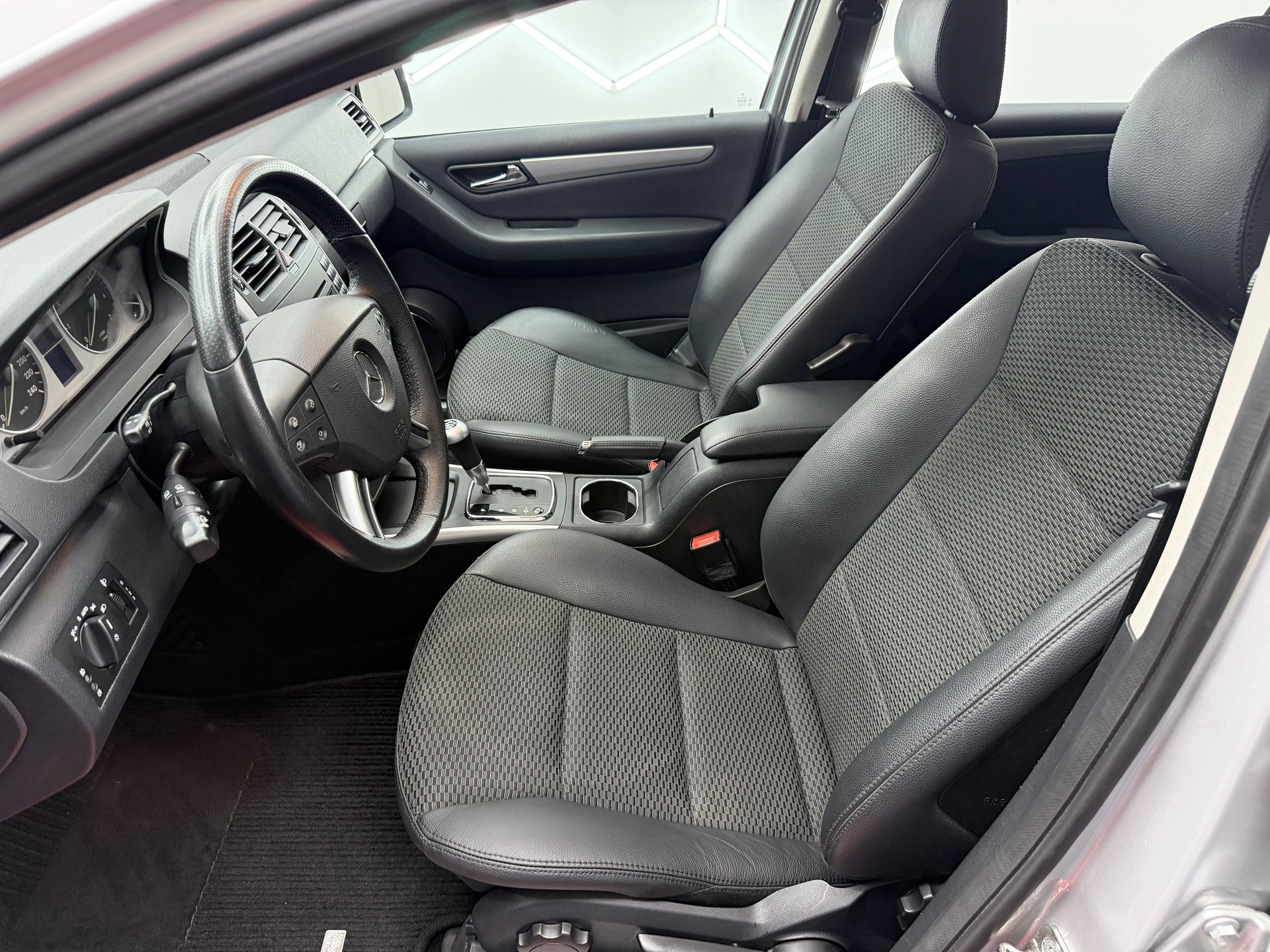 MERCEDES-BENZ B 180 Selection Autotronic-image-6