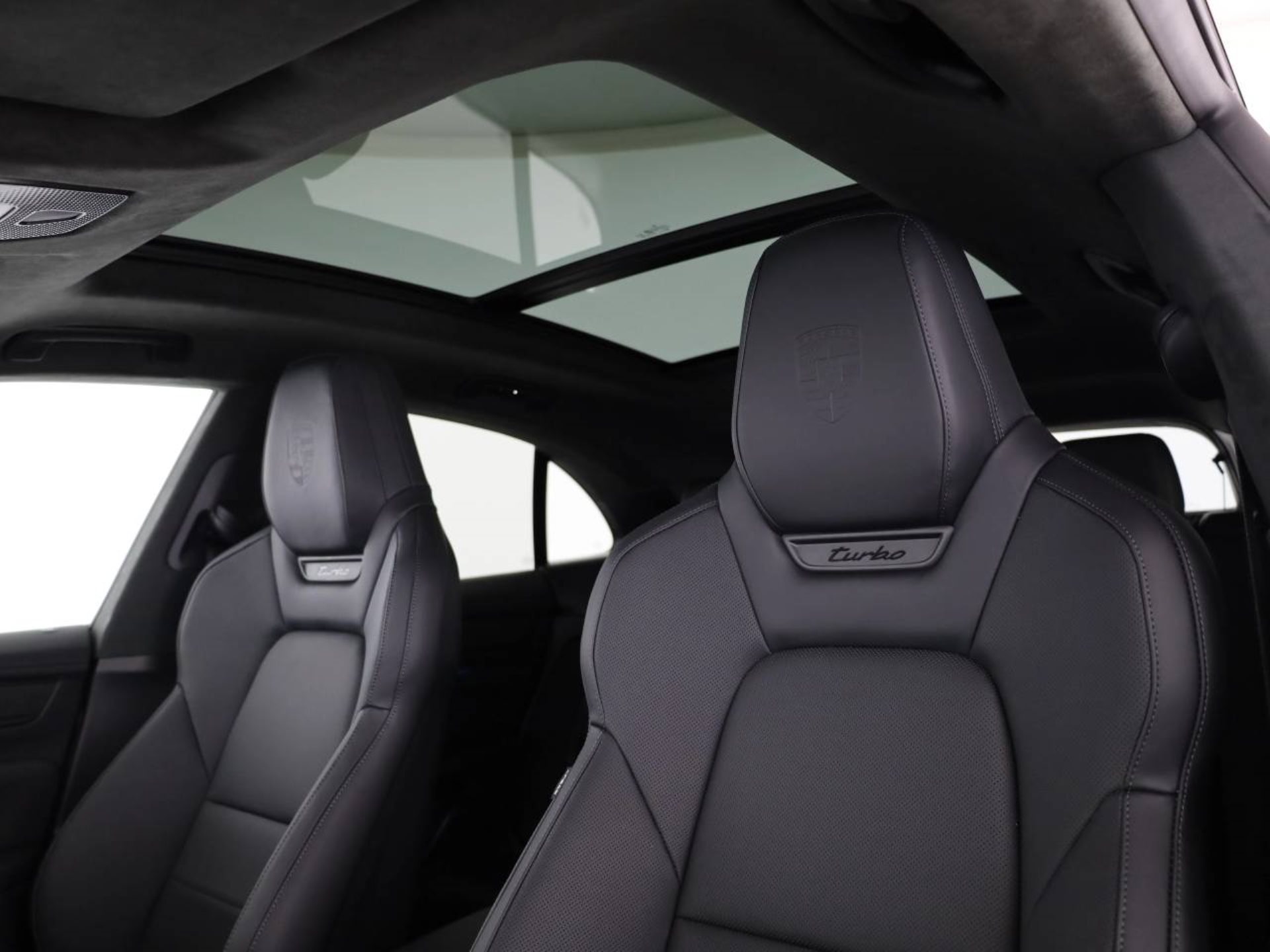PORSCHE Macan Turbo-image-16