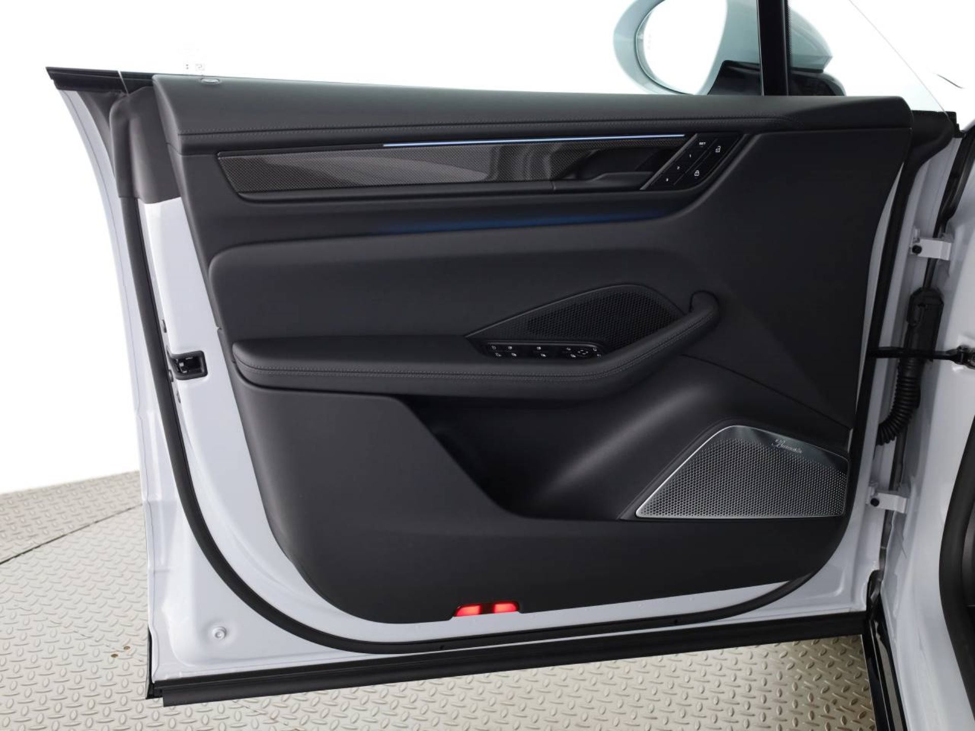 PORSCHE Macan Turbo-image-19