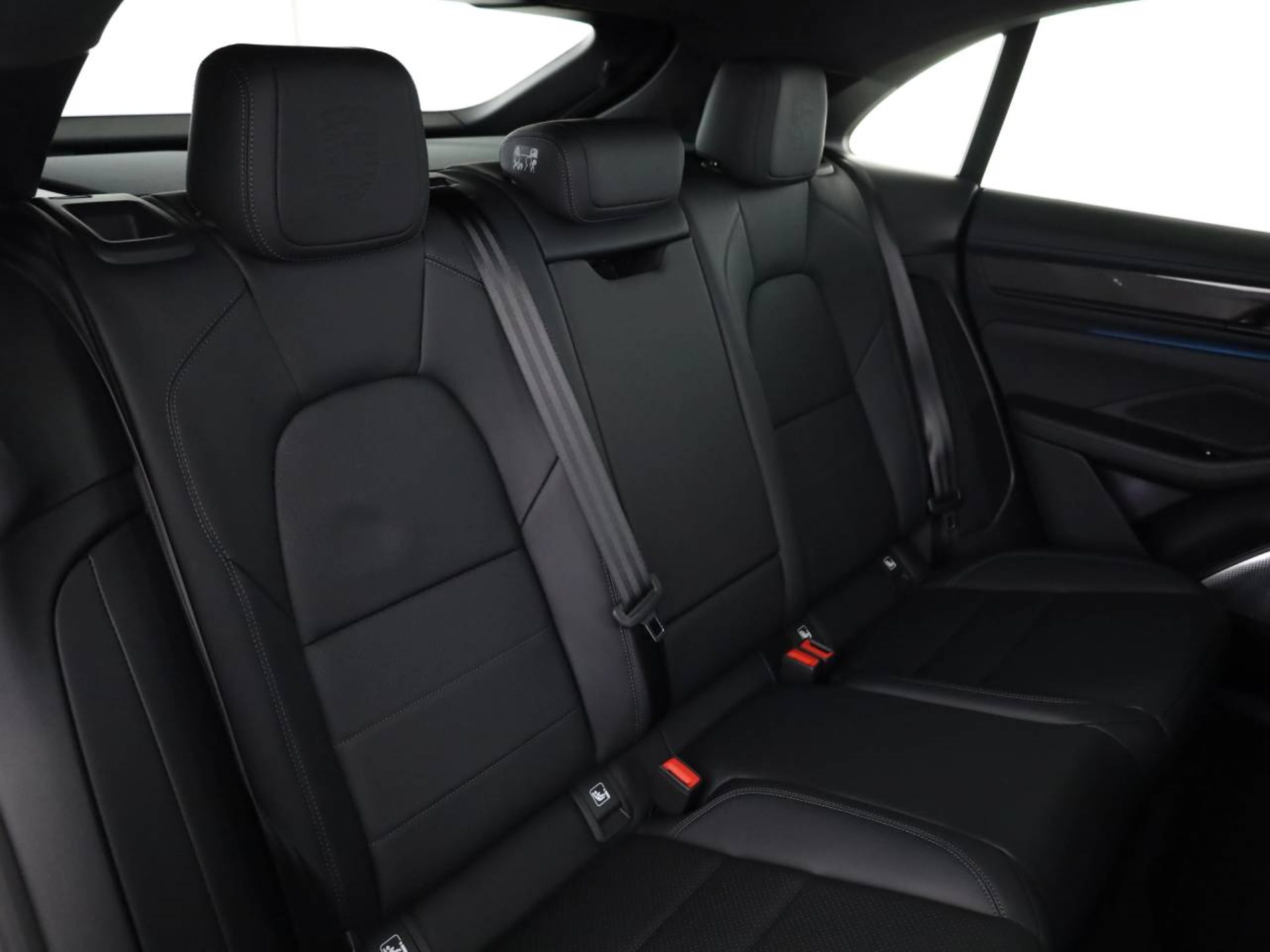 PORSCHE Macan Turbo-image-17