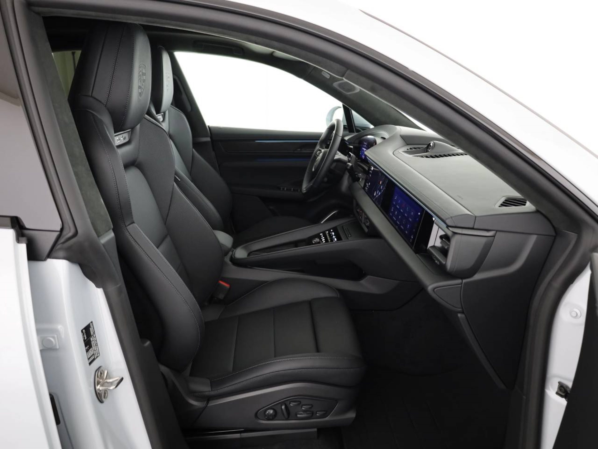 PORSCHE Macan Turbo-image-12