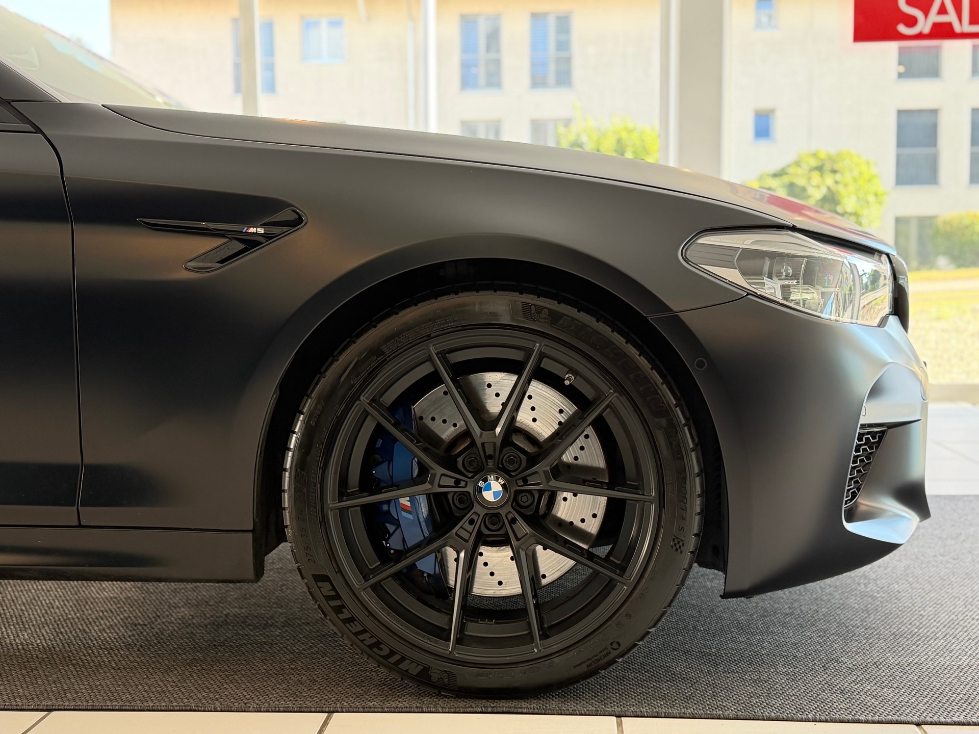 BMW M5 xDrive Drivelogic **Grail Auspuffanalge**-showroom-element-3