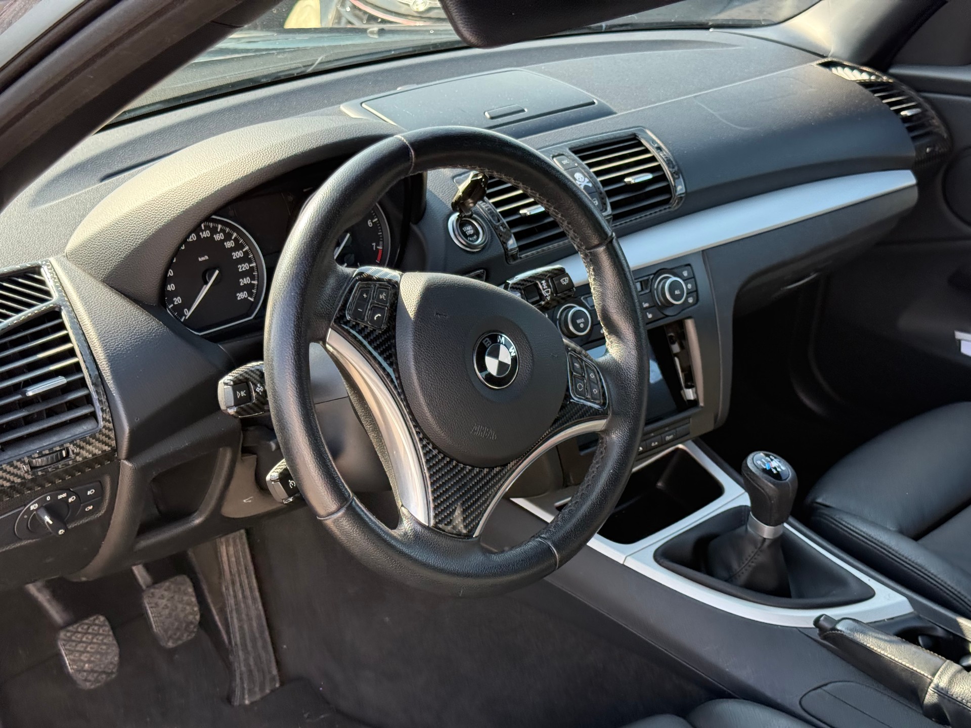 BMW 120i Cabrio-image-11