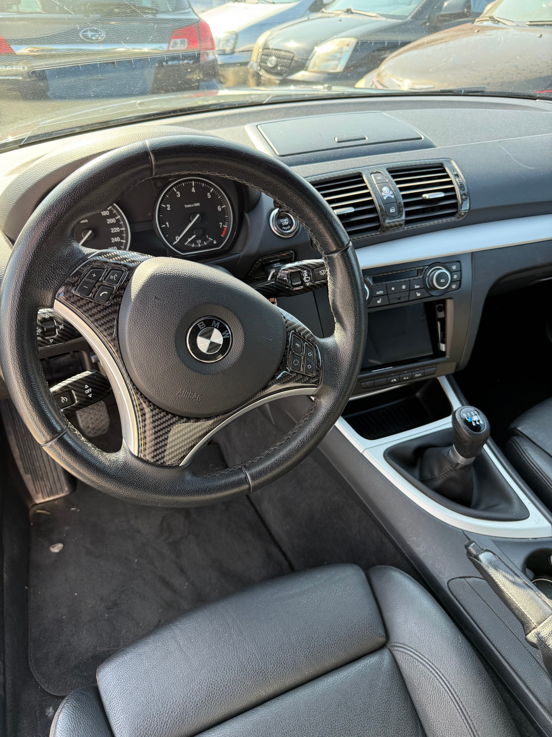 BMW 120i Cabrio-image-12