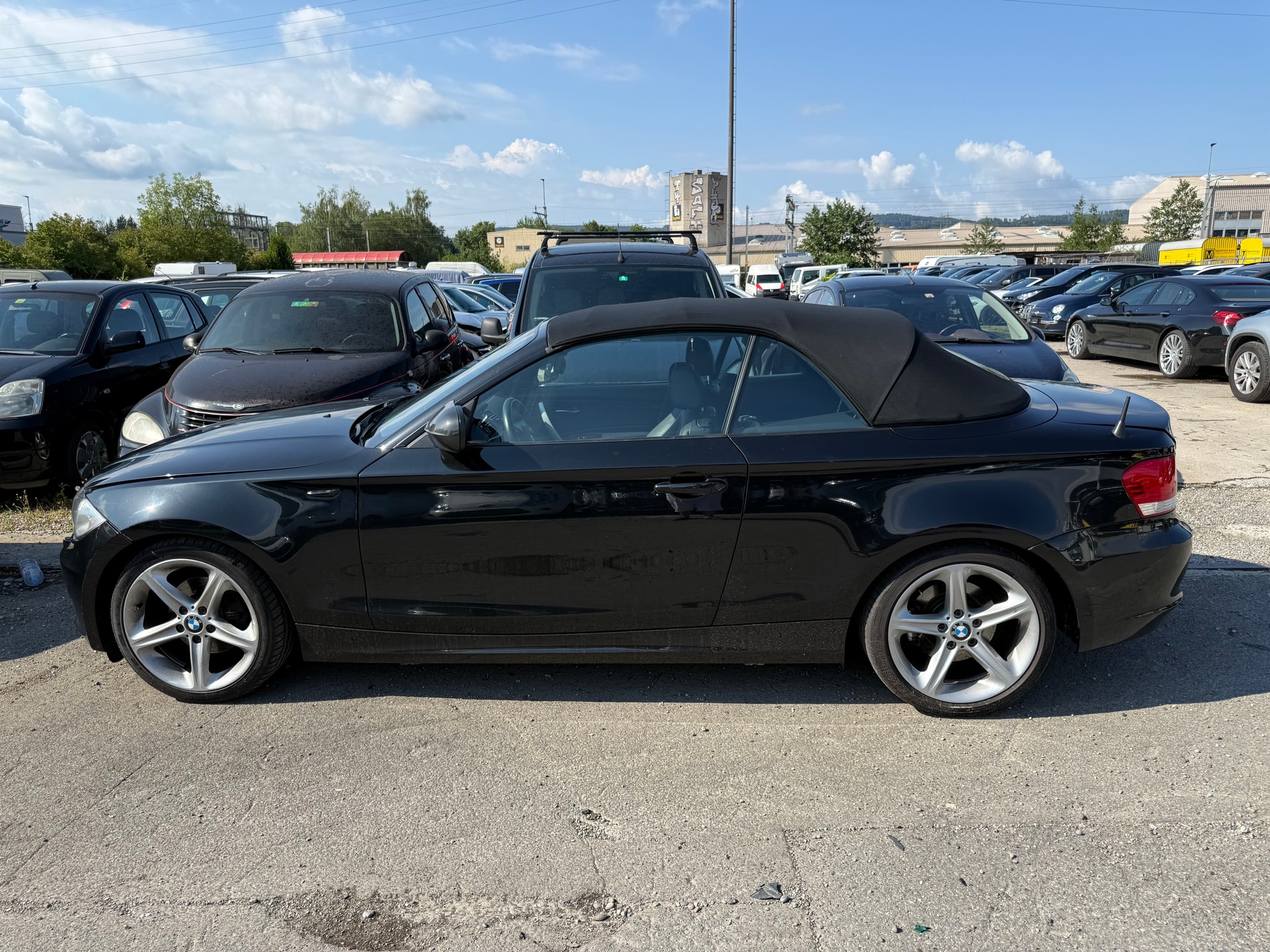 BMW 120i Cabrio-image-1