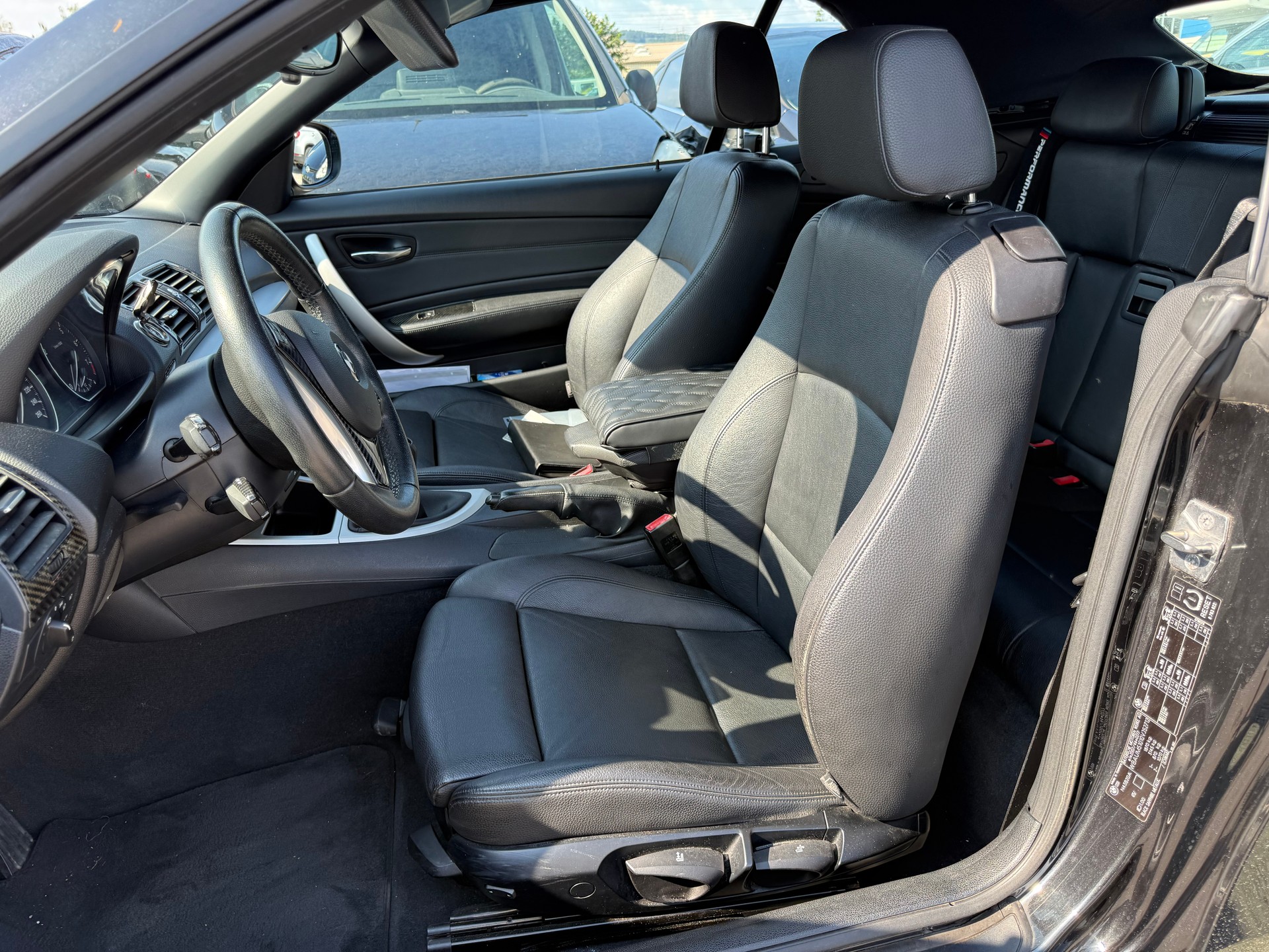 BMW 120i Cabrio-image-10