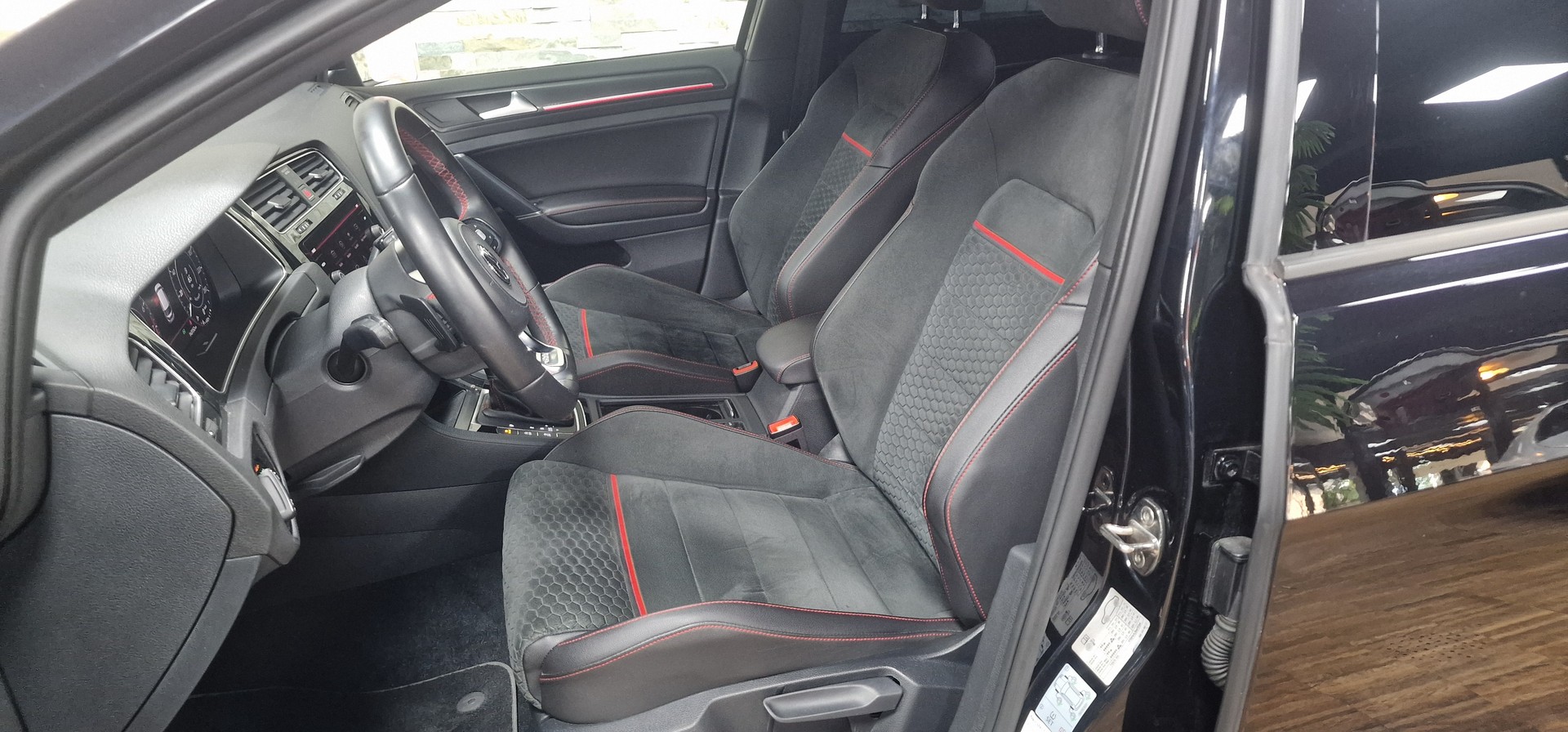 VW Golf 2.0 TSI GTI Performance DSG-image-11