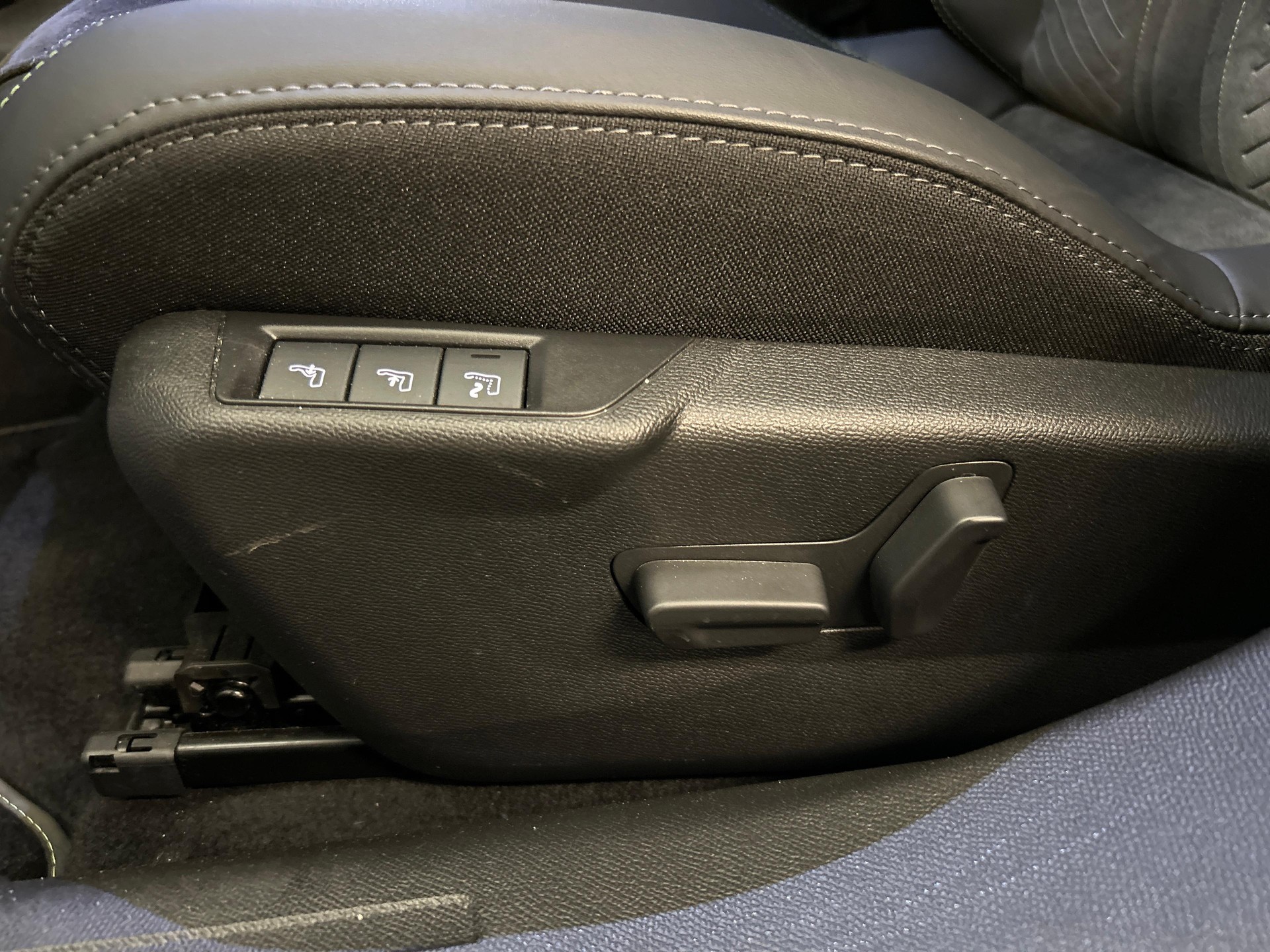 PEUGEOT 2008 1.2 Hybrid 145 GT-image-15