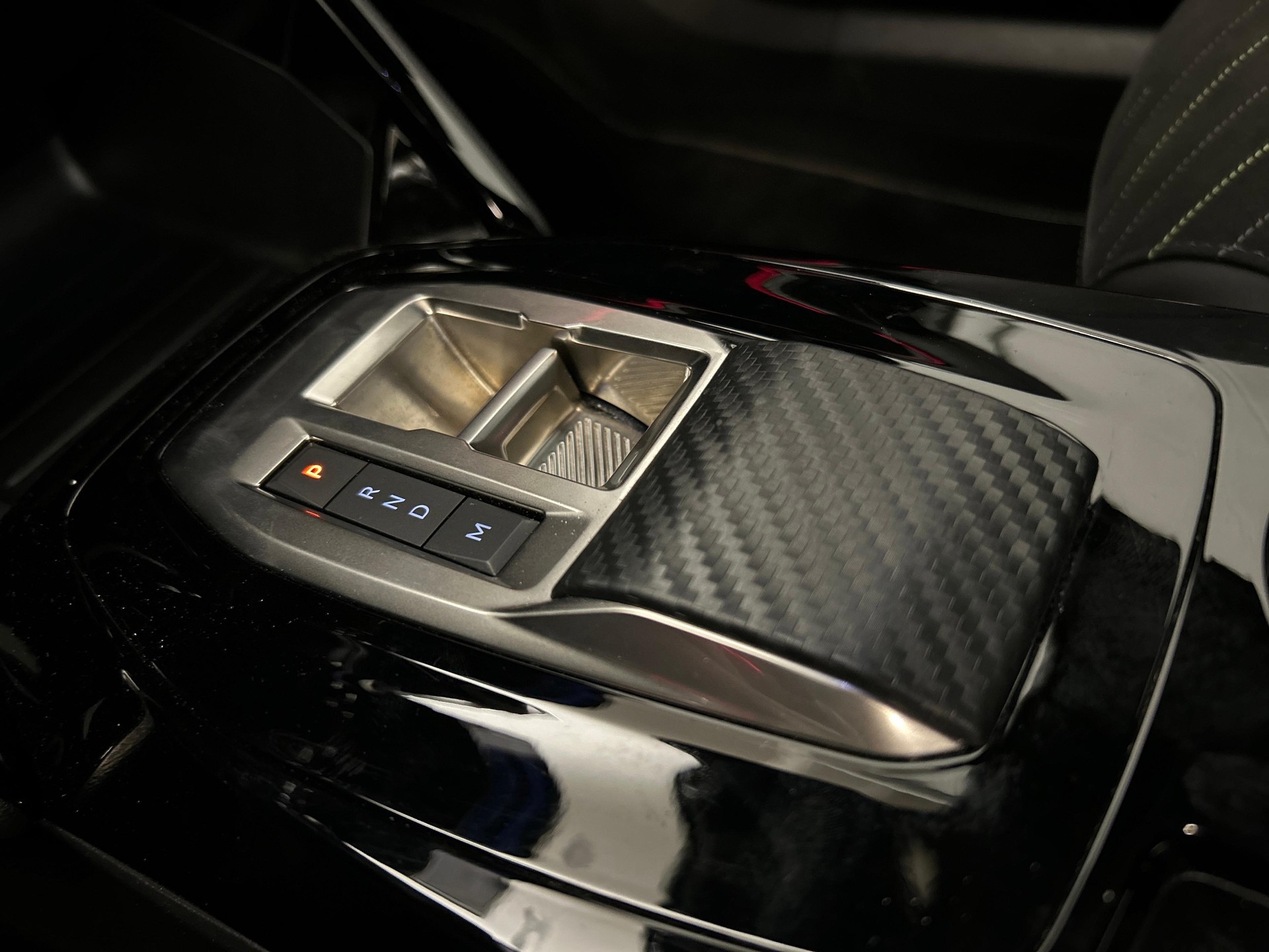 PEUGEOT 2008 1.2 Hybrid 145 GT-image-12
