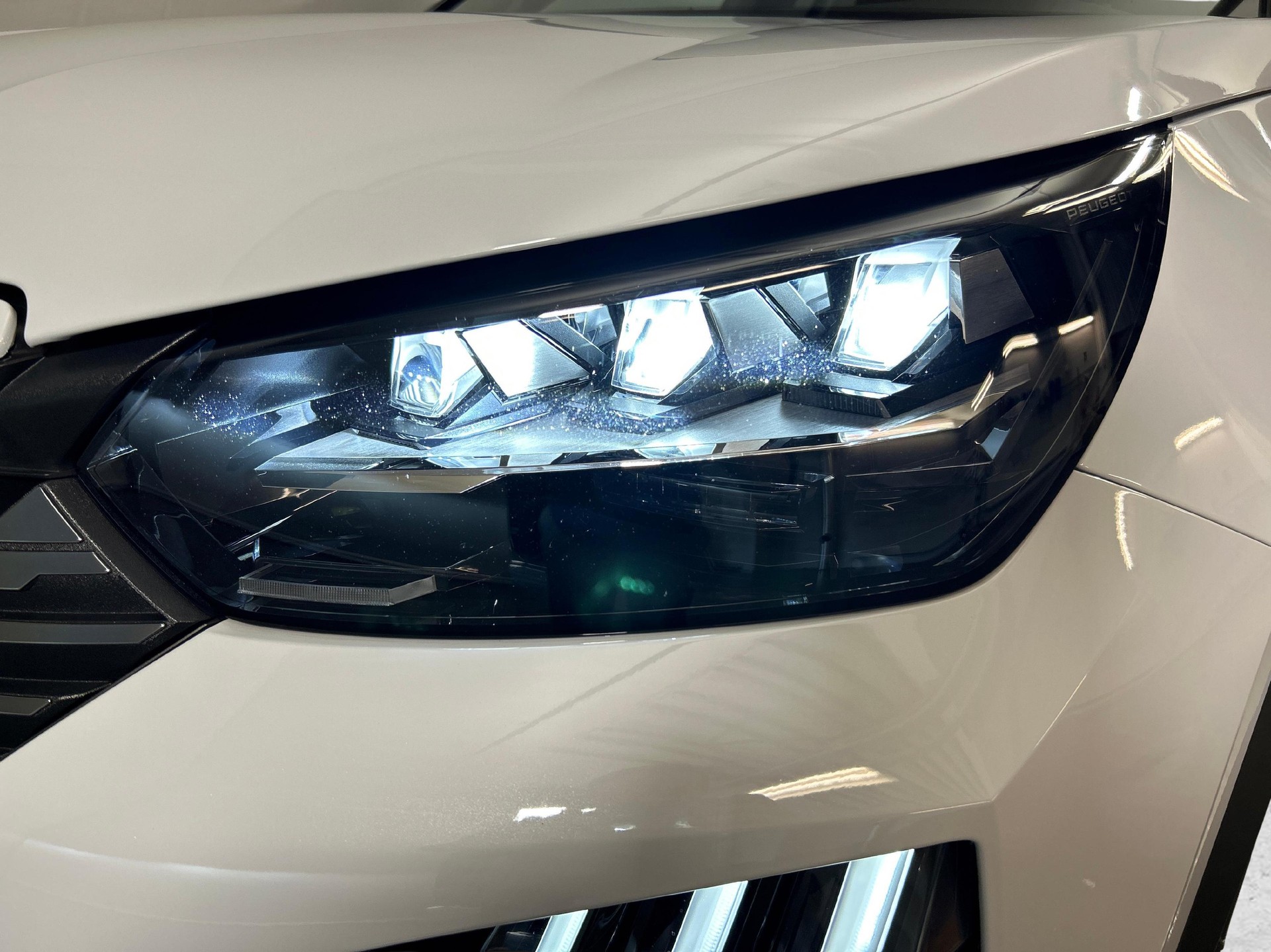 PEUGEOT 2008 1.2 Hybrid 145 GT-image-14
