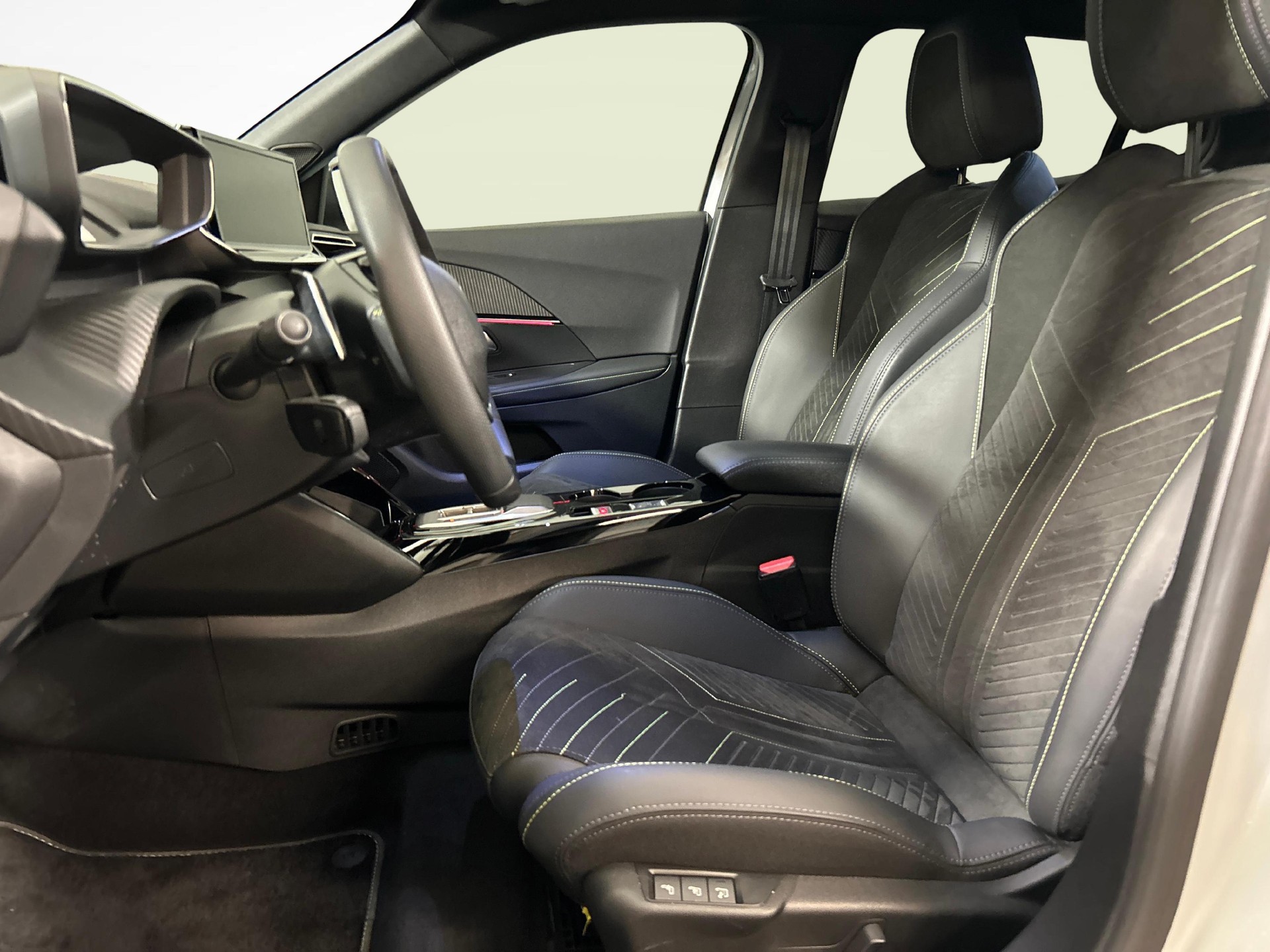 PEUGEOT 2008 1.2 Hybrid 145 GT-image-6