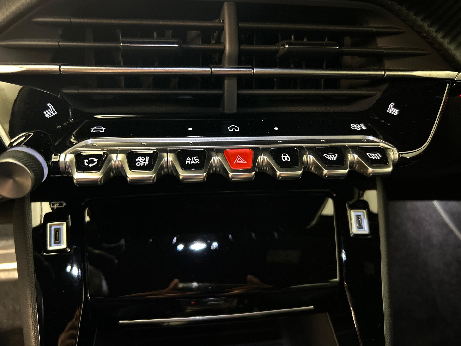 PEUGEOT 2008 1.2 Hybrid 145 GT-image-16