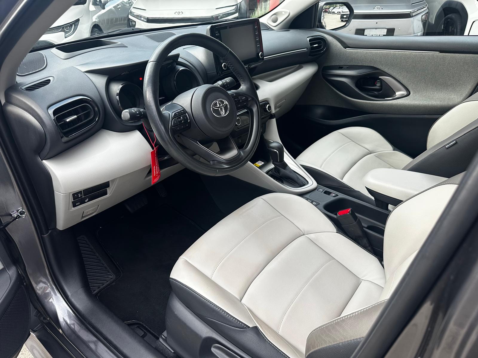 TOYOTA Yaris 1.5 VVT-i HSD Premium-image-8