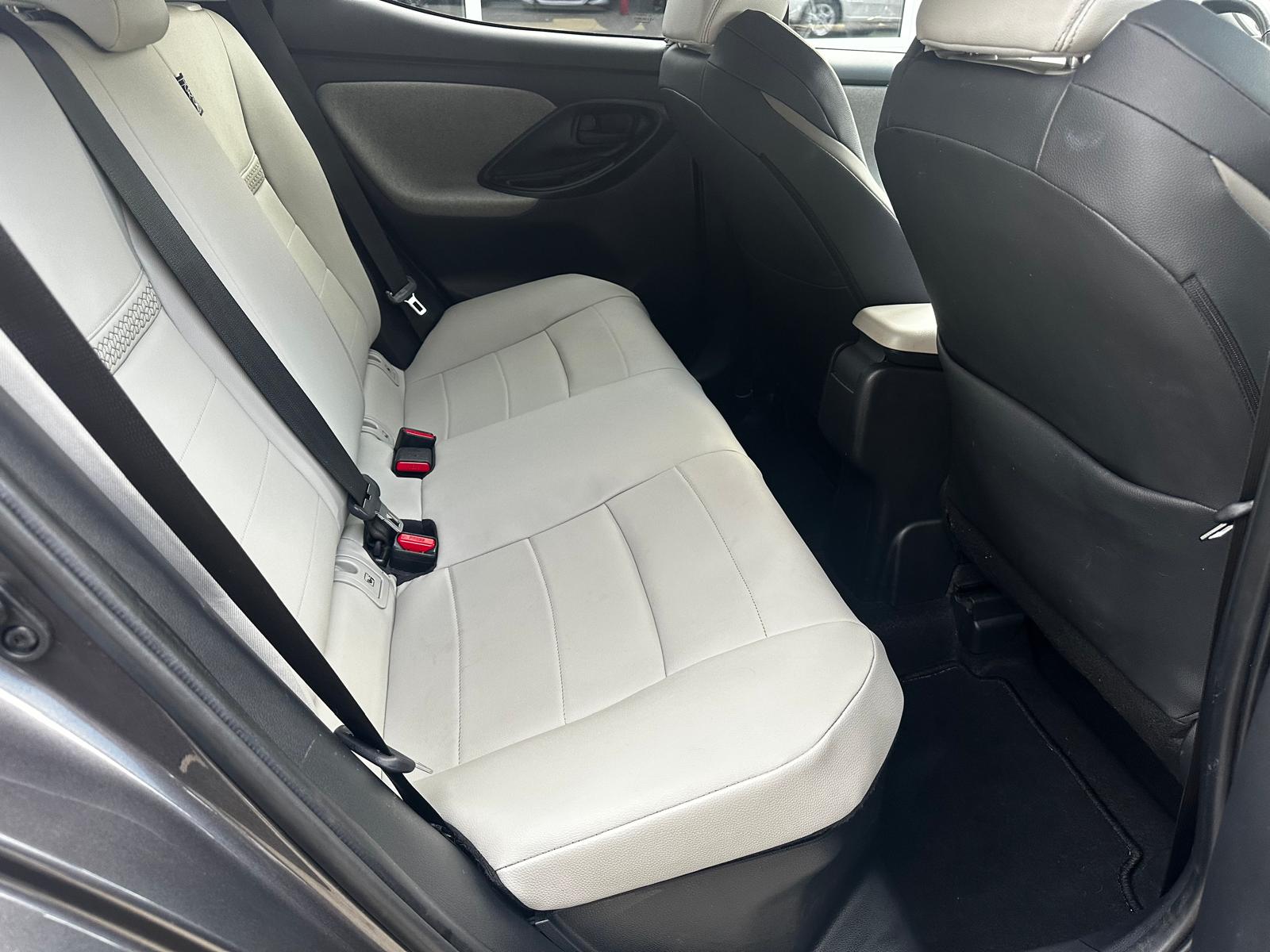 TOYOTA Yaris 1.5 VVT-i HSD Premium-image-10